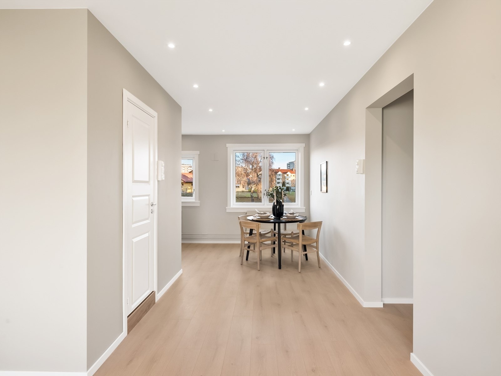 Romslig gang med tilgang til kjøkken og stue. Galleribilde