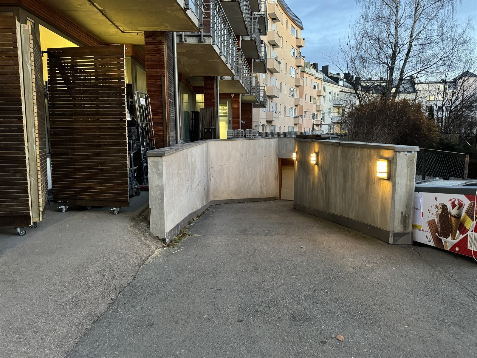 Nedkjøringen til garasjeanlegget har varmekabler og portåpner til garasjeport. Galleribilde