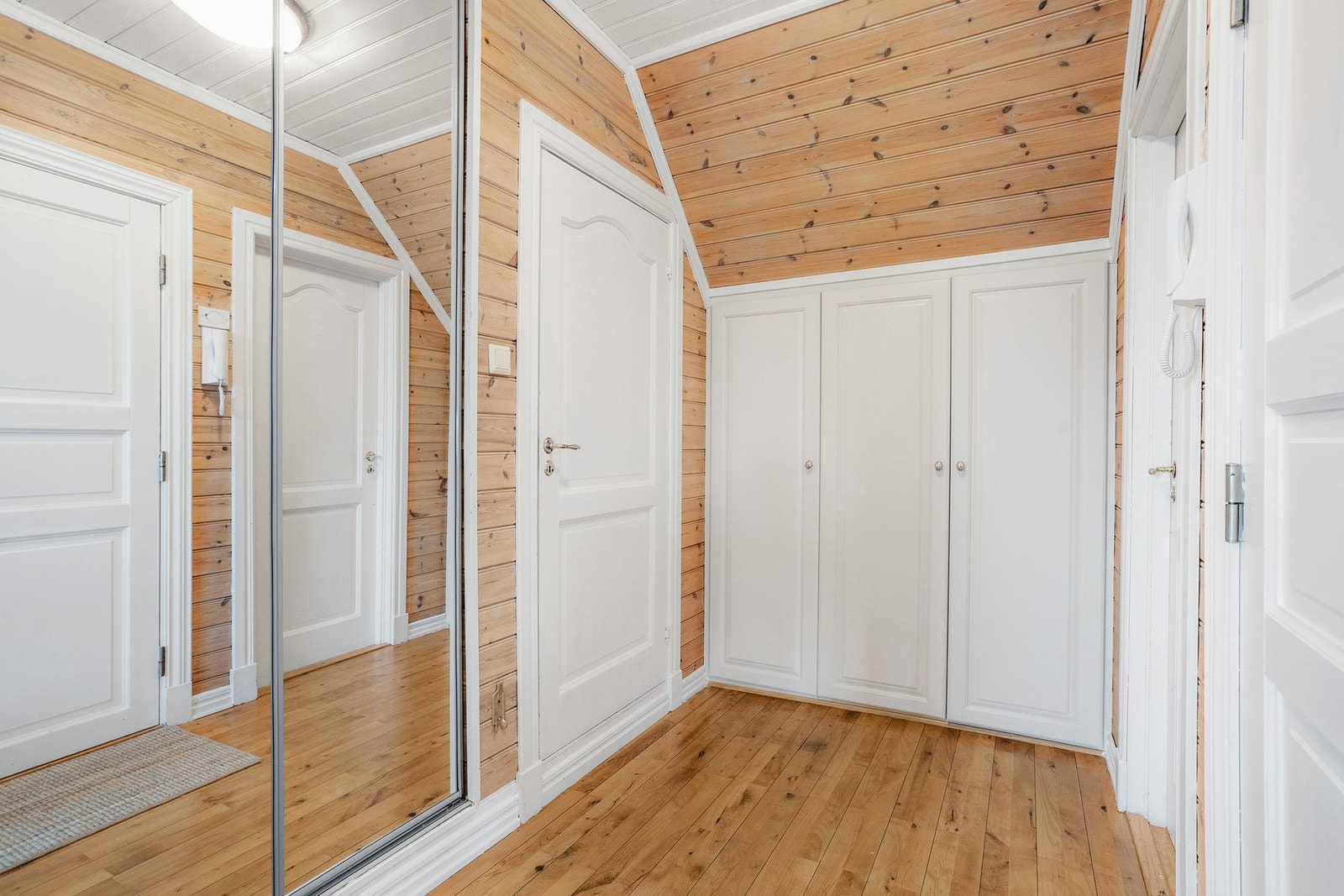 Entrè/gang ved inngangsdøren med skapplass. Galleribilde