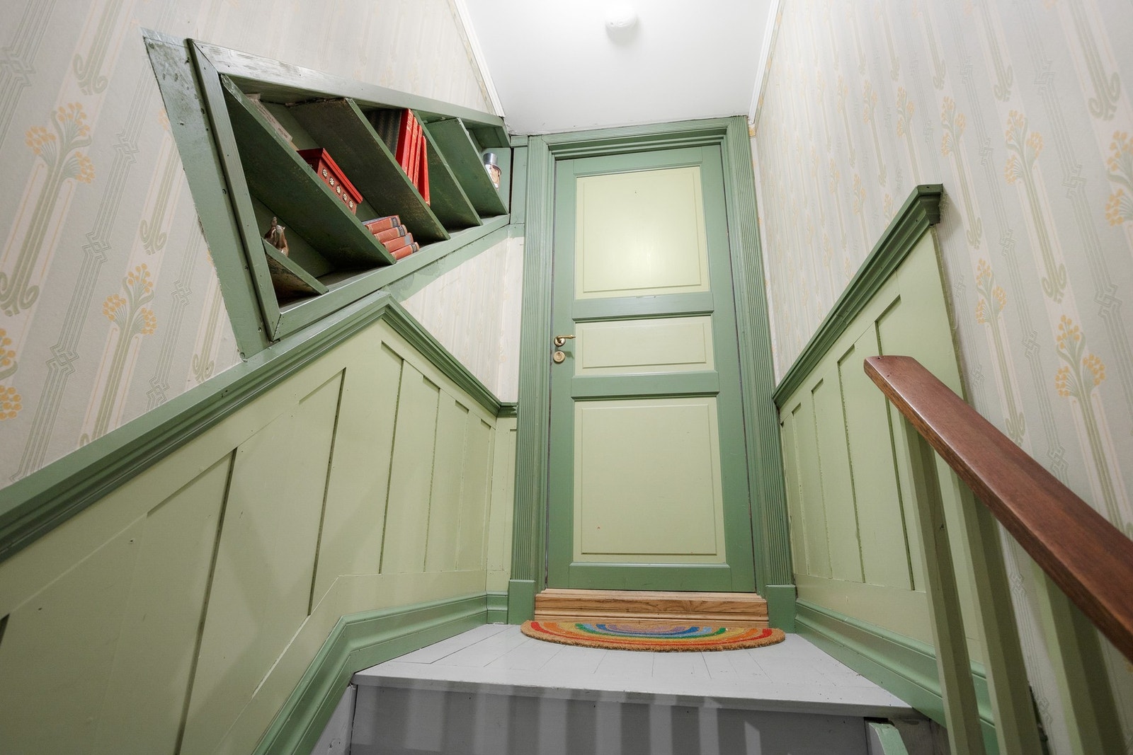 Trapp opp til leilighetens inngangsdør. Galleribilde