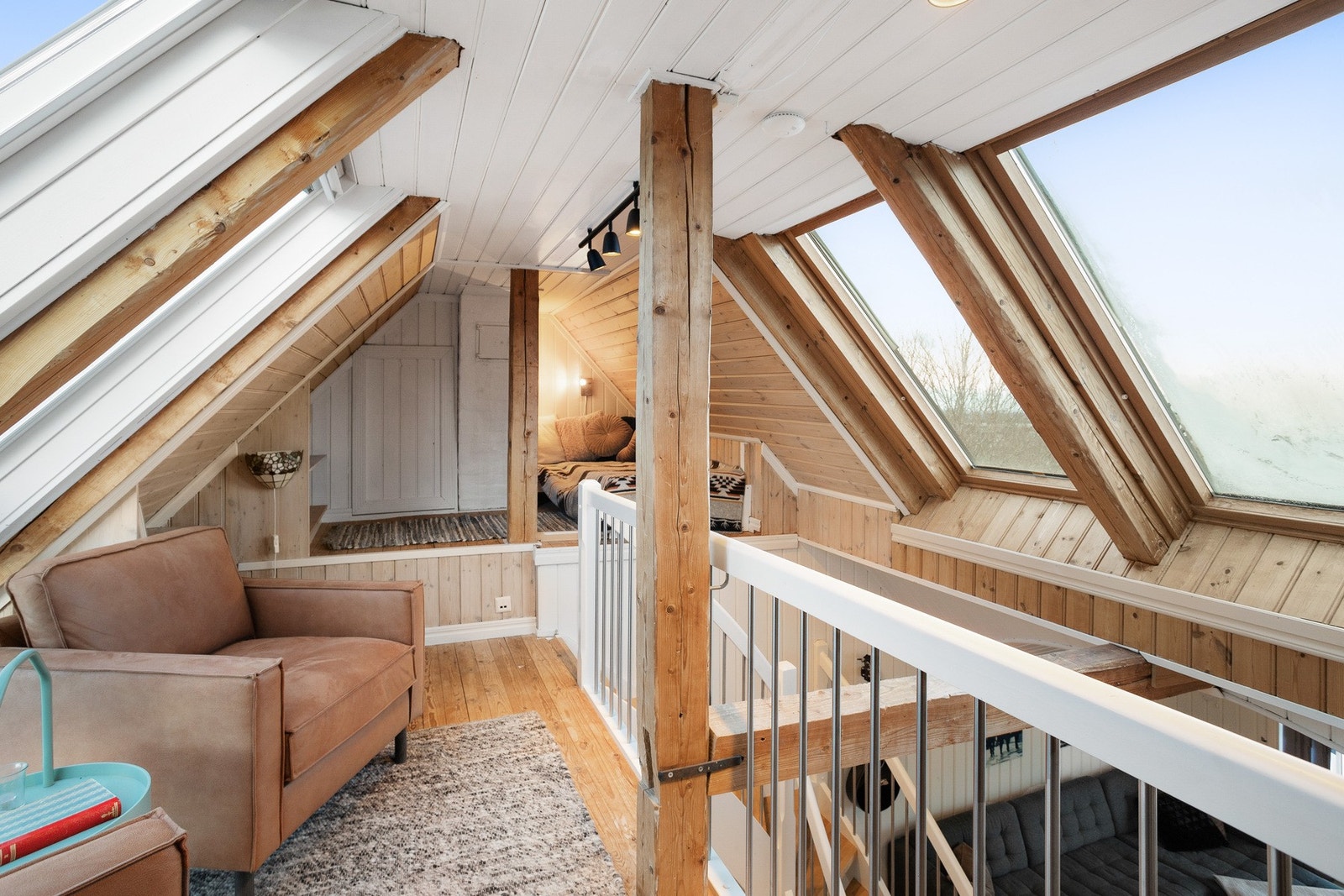 Fra hemsen er det nydelig utsikt til sjøen mot øst samt til naturlandskap mot vest. Galleribilde