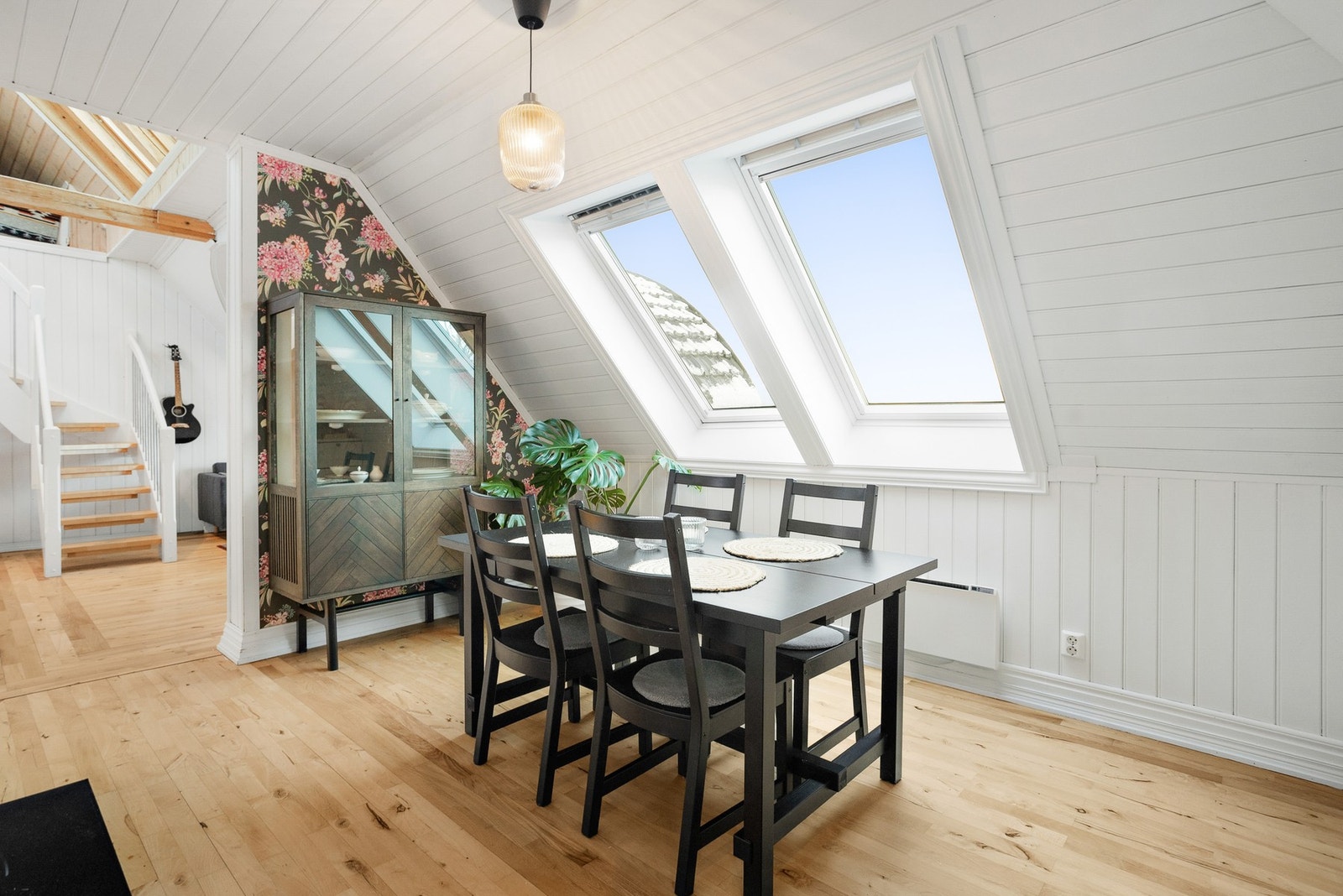 Koselig og romslig kjøkkenavdeling med god plass til spisebord. Det er nydelig utsikt fra alle vinduene som vender mot øst. Galleribilde
