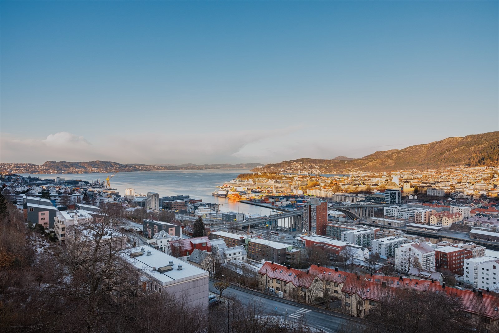 Flytt inn og nyt - Innglasset balkong, praktiske løsninger og "alt" inkludert i felleskostnadene! Galleribilde