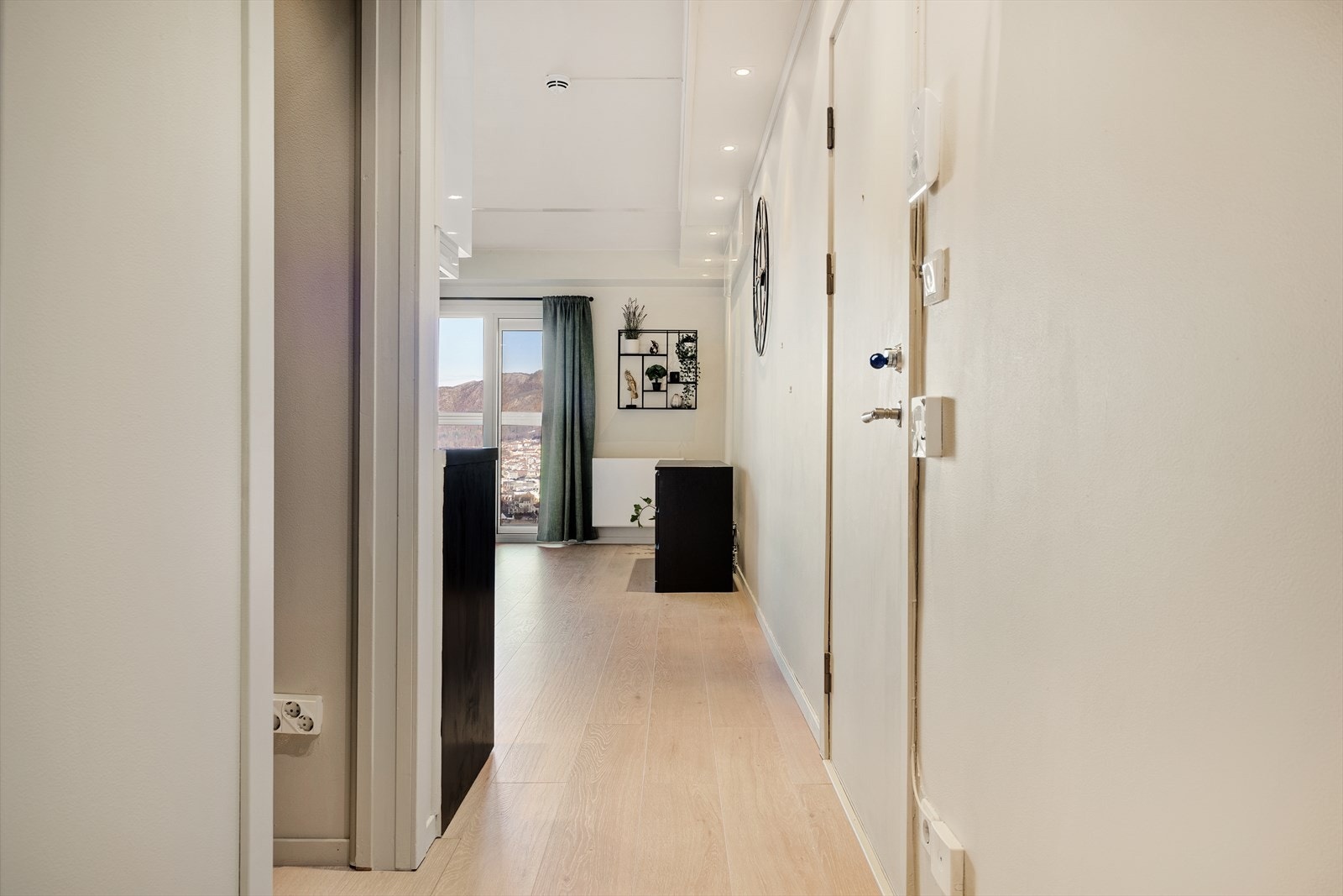 Vi beveger oss videre inn i hjertet av boligen - nemlig stuen og kjøkkenet Galleribilde