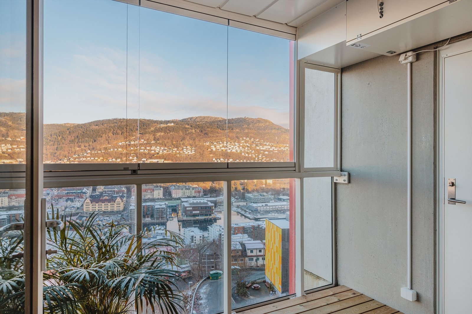 Fra stuen har du direkte adgang til en inglasset balkong på hele 5,1m² Galleribilde