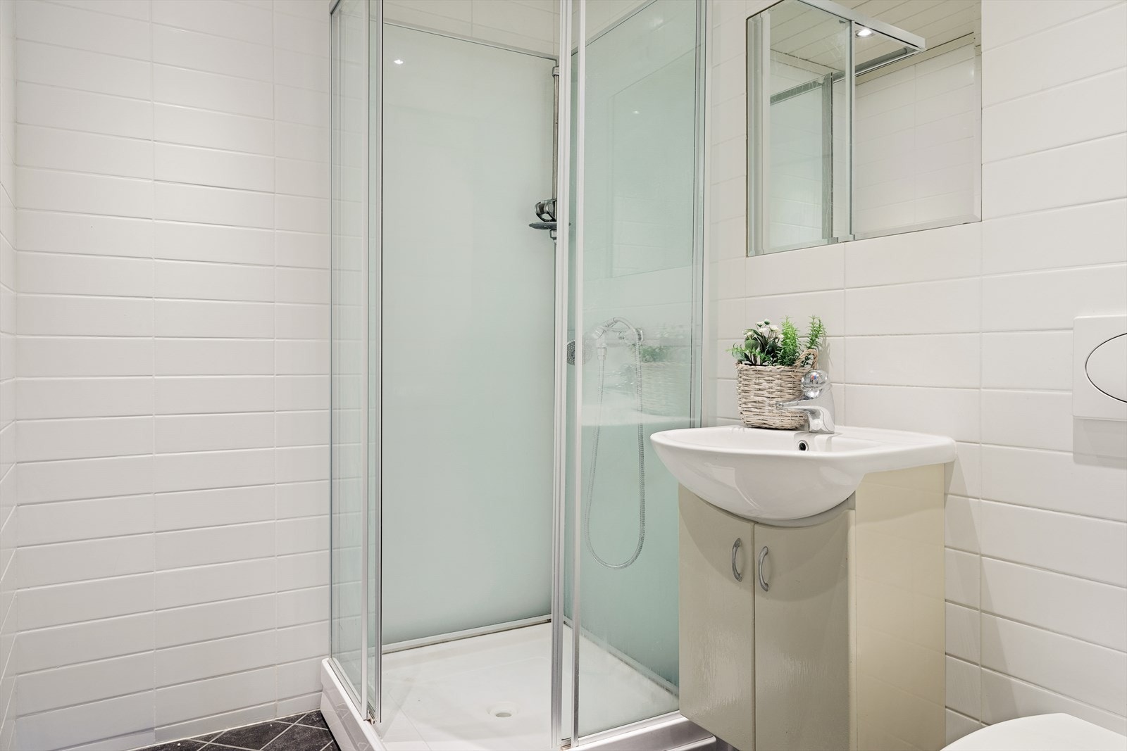 Stilrent og pent bad, perfekt for både hverdagsbruk og gjester Galleribilde