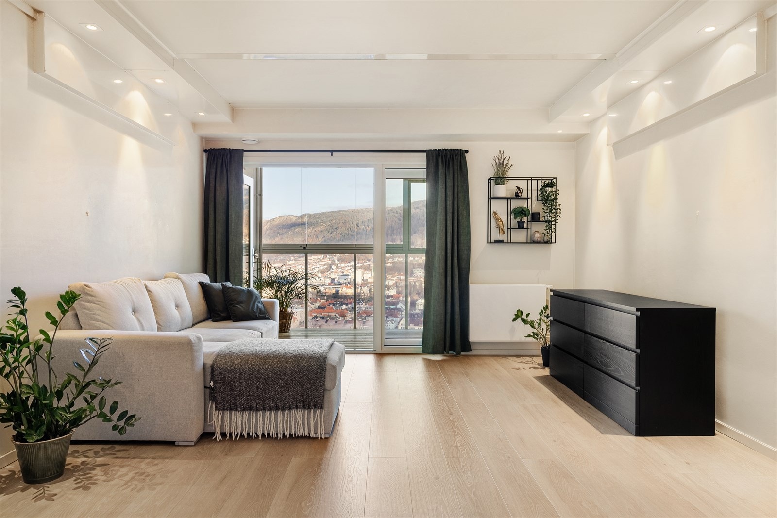 Stuen har rikelig med plass til en komfortabel sofagruppe, perfekt for avslappende stunder Galleribilde