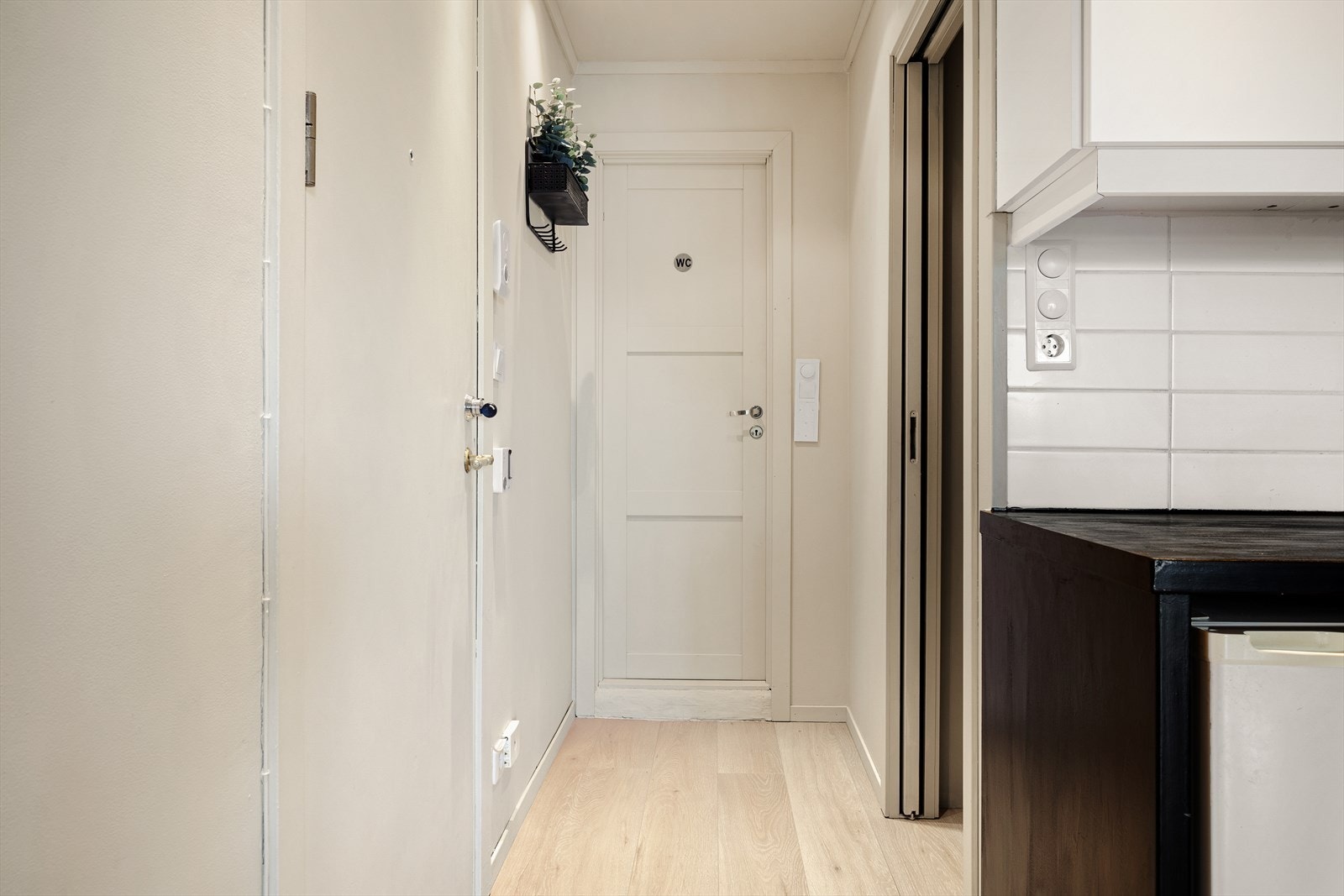 Velkommen inn! Entréen har god plass til oppbevaring av yttertøy og sko - skap en praktisk og innbydende velkomst Galleribilde