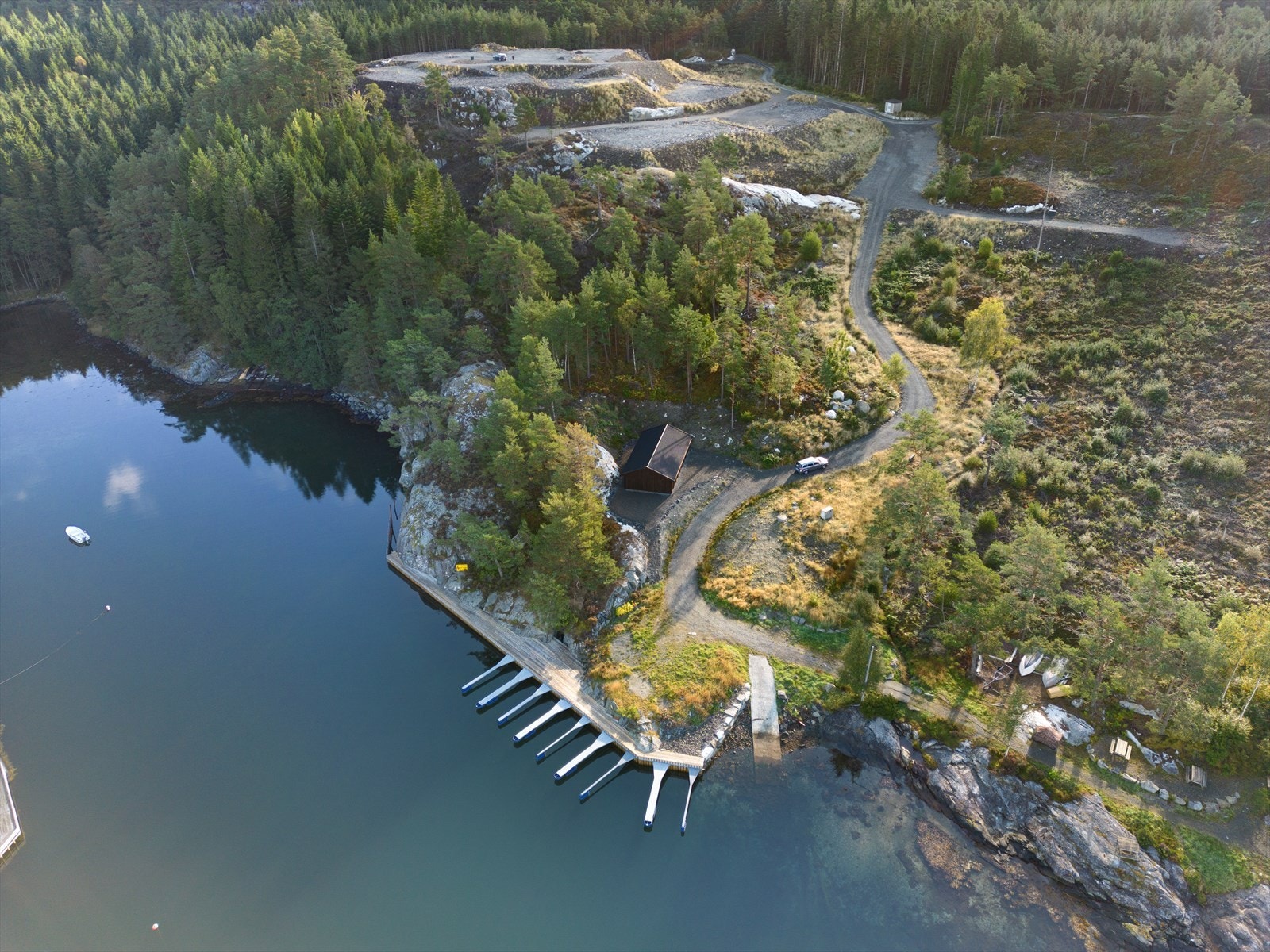 Tomtene ligger svært fint til, nær sjøen og båtplassene Galleribilde