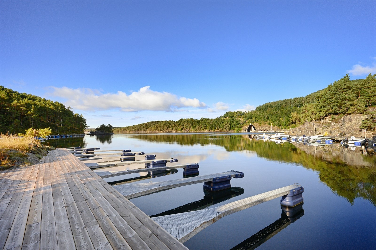 Båtplassene ligger fint til like ved tomtene Galleribilde