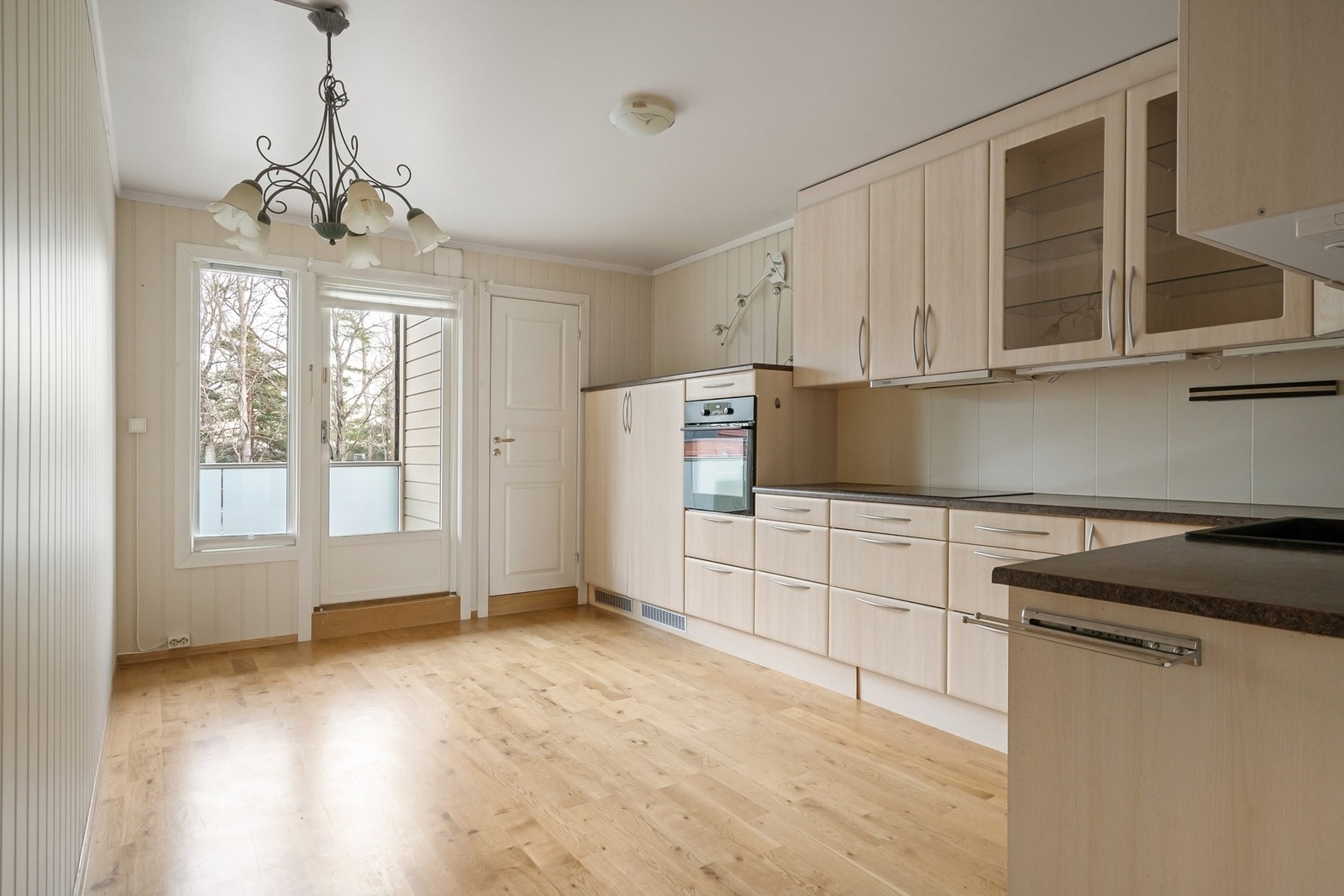 Romslig kjøkken med glatte fronter og god arbeidsplass Galleribilde