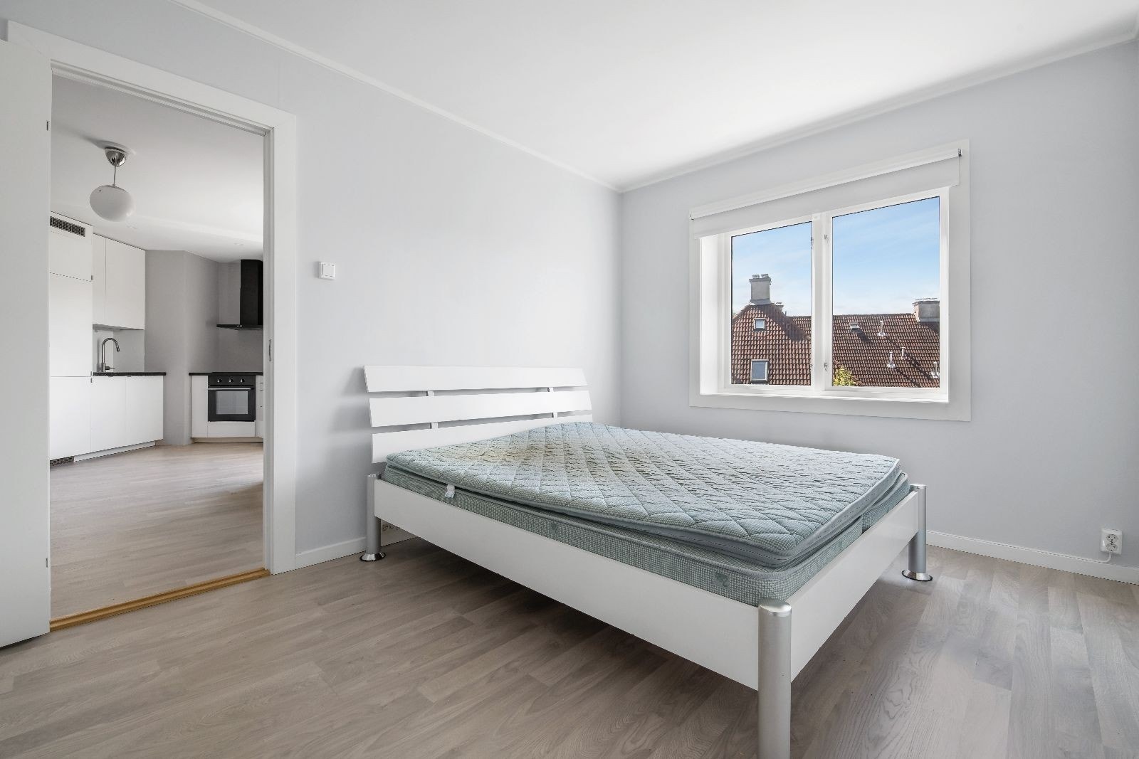 Lyst hovedsoverom med garderobeskap og skrivebord. Galleribilde