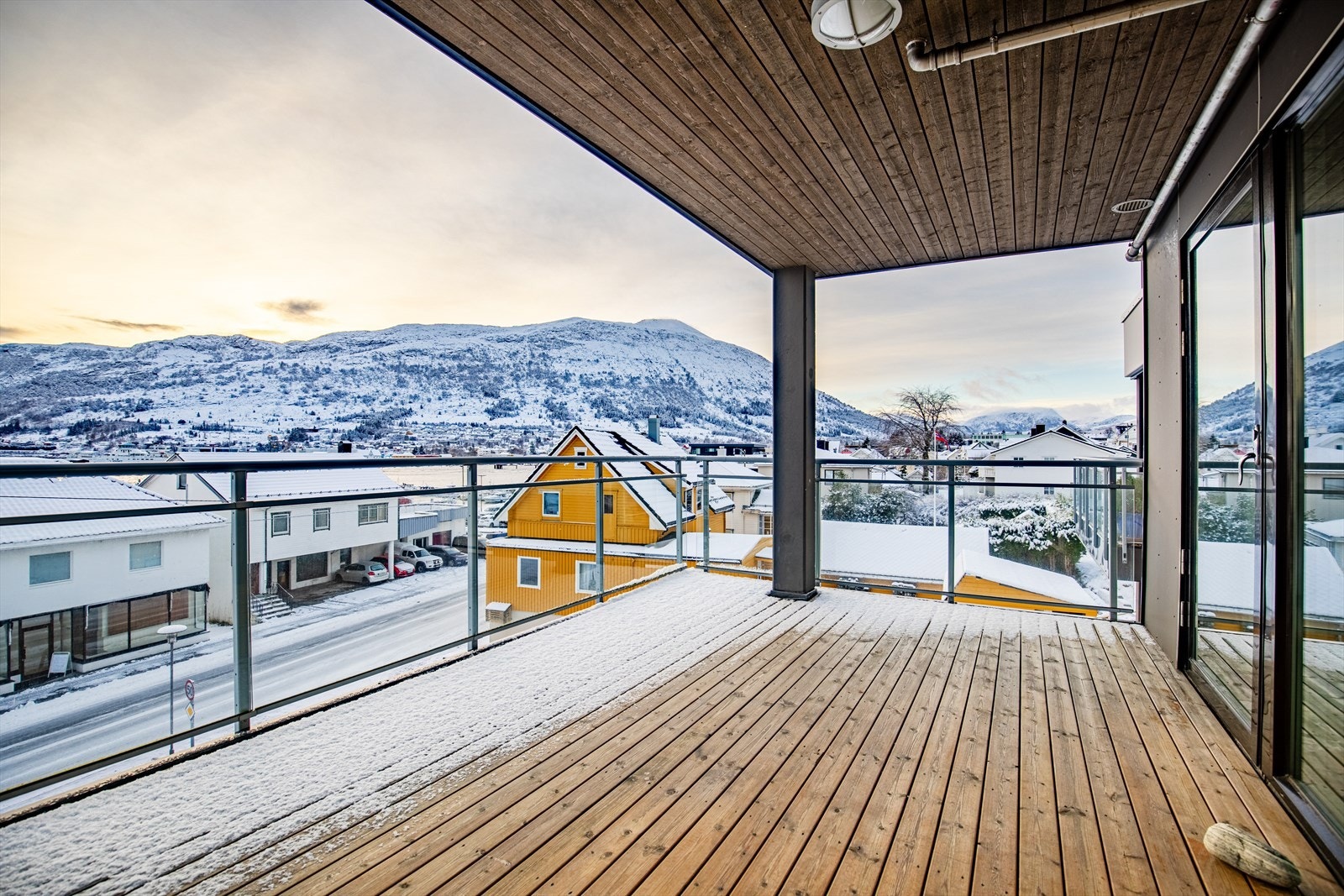 Romslig, takoverbygd veranda med glassrekkverk Galleribilde