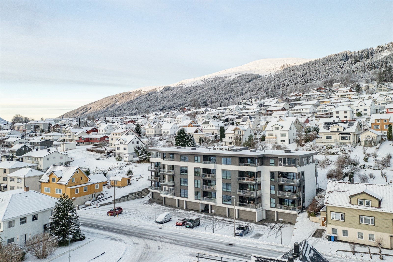 Boligblokken ligger sentralt på Hareid Galleribilde