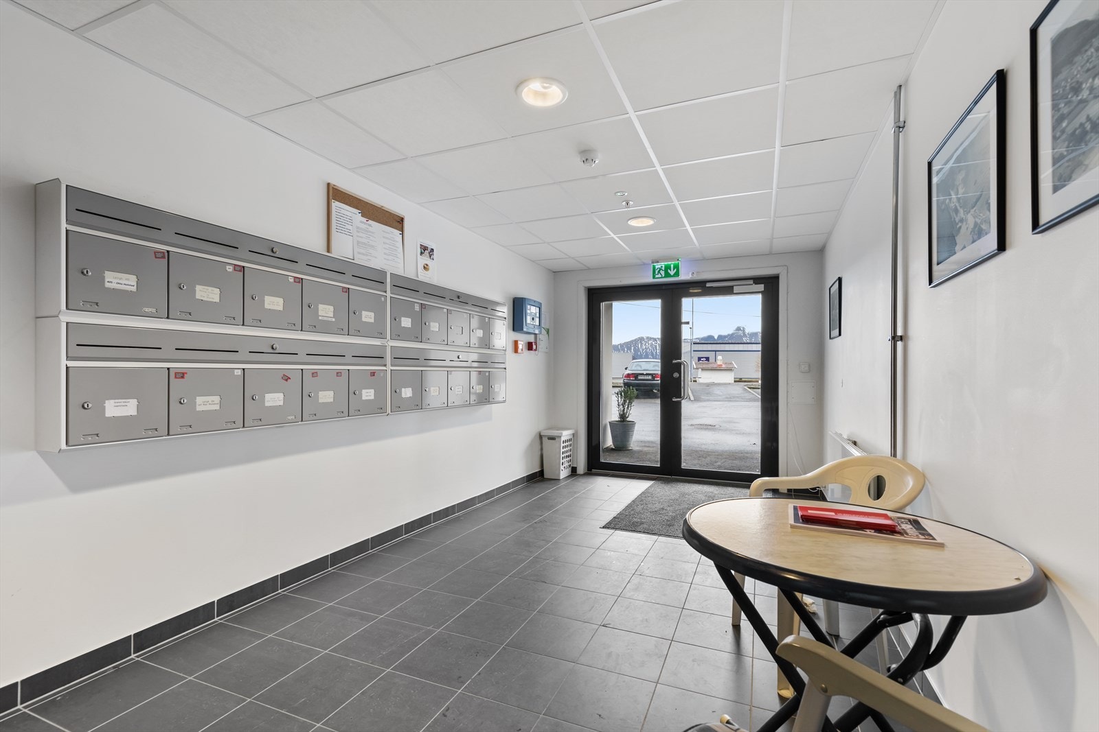 Flislagt hovedinngang Galleribilde