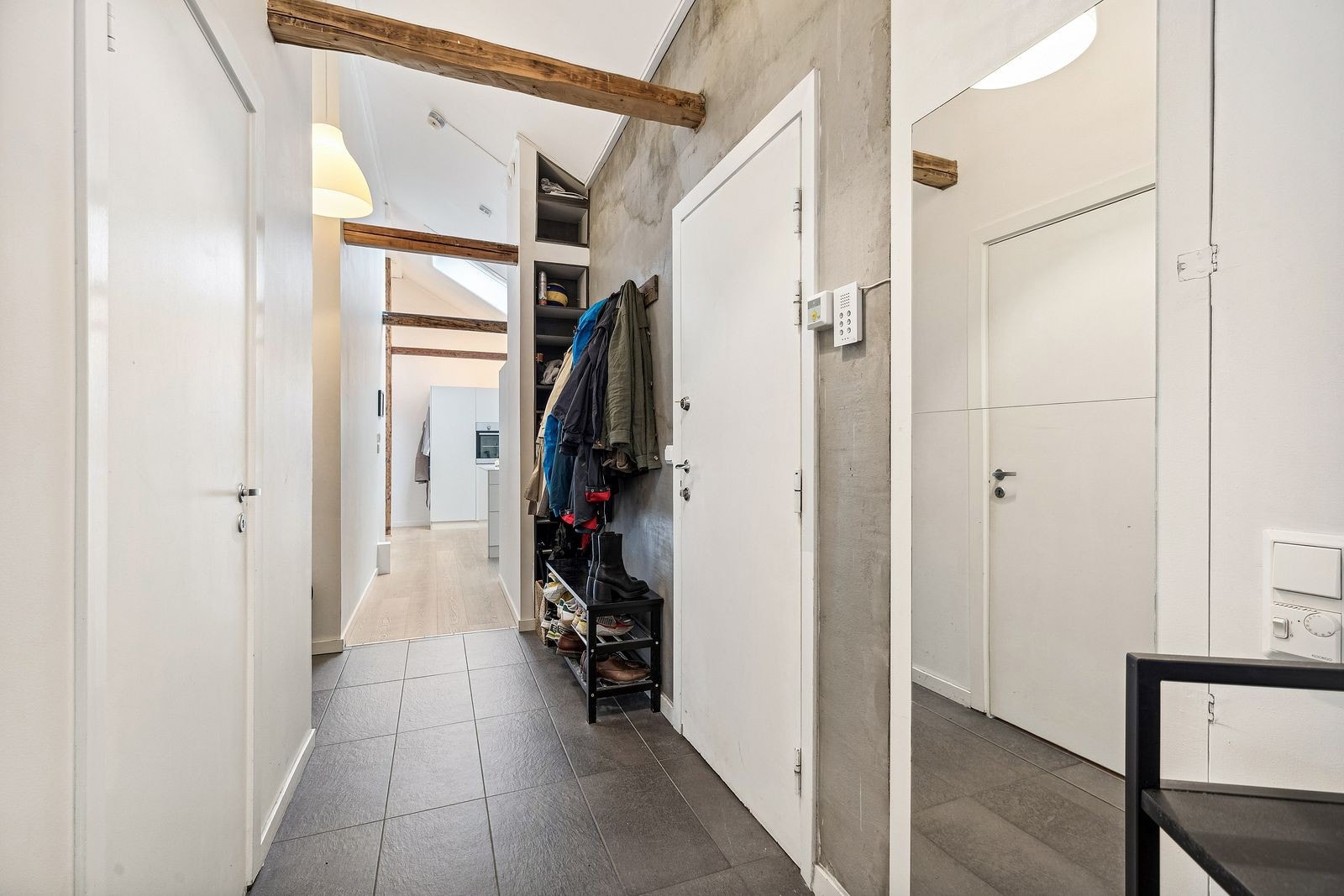 Entre med plass til sko og yttertøy. Varme i gulv Galleribilde