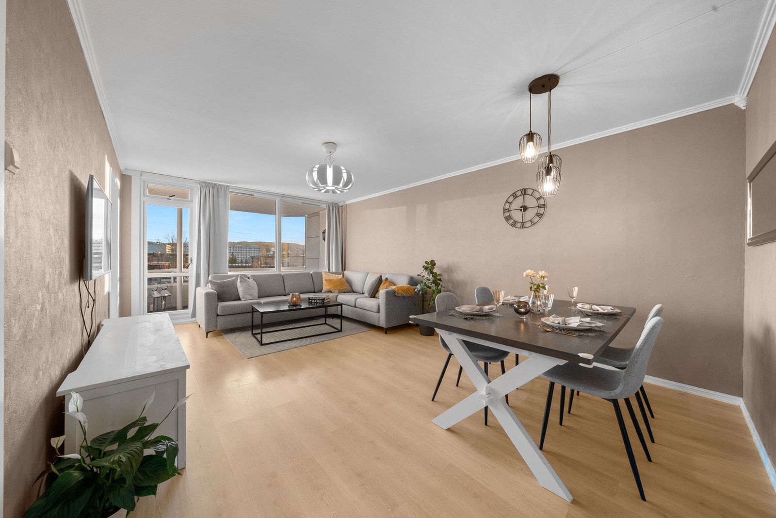 Drømmer du om en sjarmerende 3-roms med varmtvann og fyring inkludert, en barnevennlig plassering og nærhet til alt du trenger? Da kan dette være boligen for deg! Galleribilde