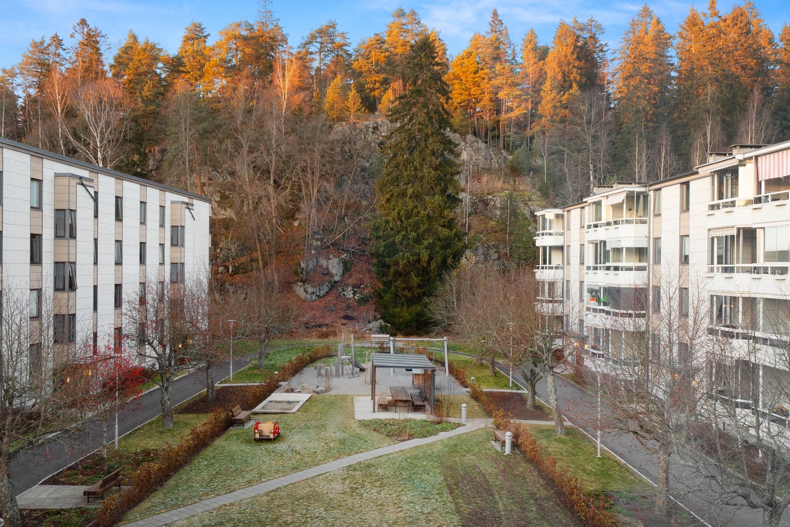 borettslaget byr på grønne fellesområder og lekeplasser. Galleribilde