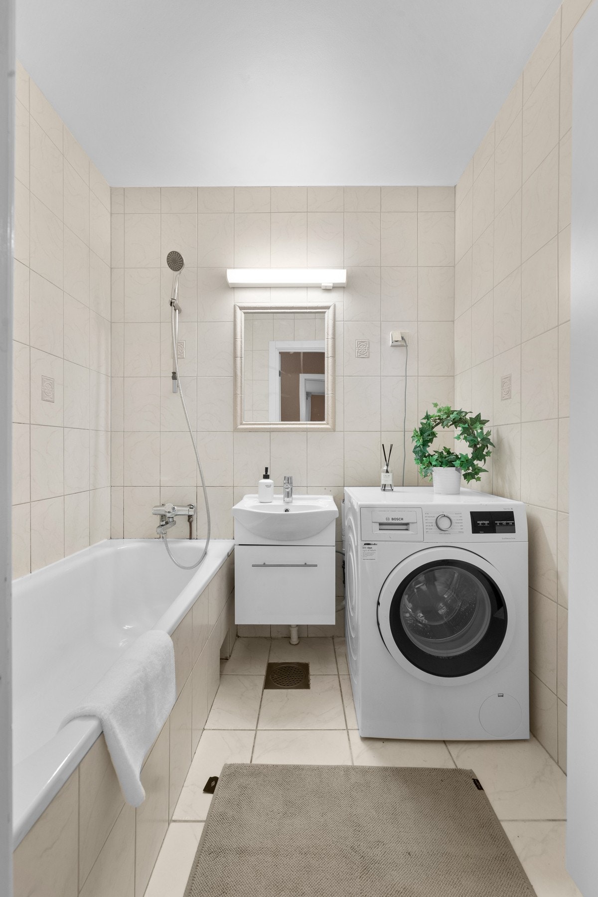Pent helflislagt bad! Badet er innredet med et praktisk badekar og en nedsunket servant med speil. Galleribilde