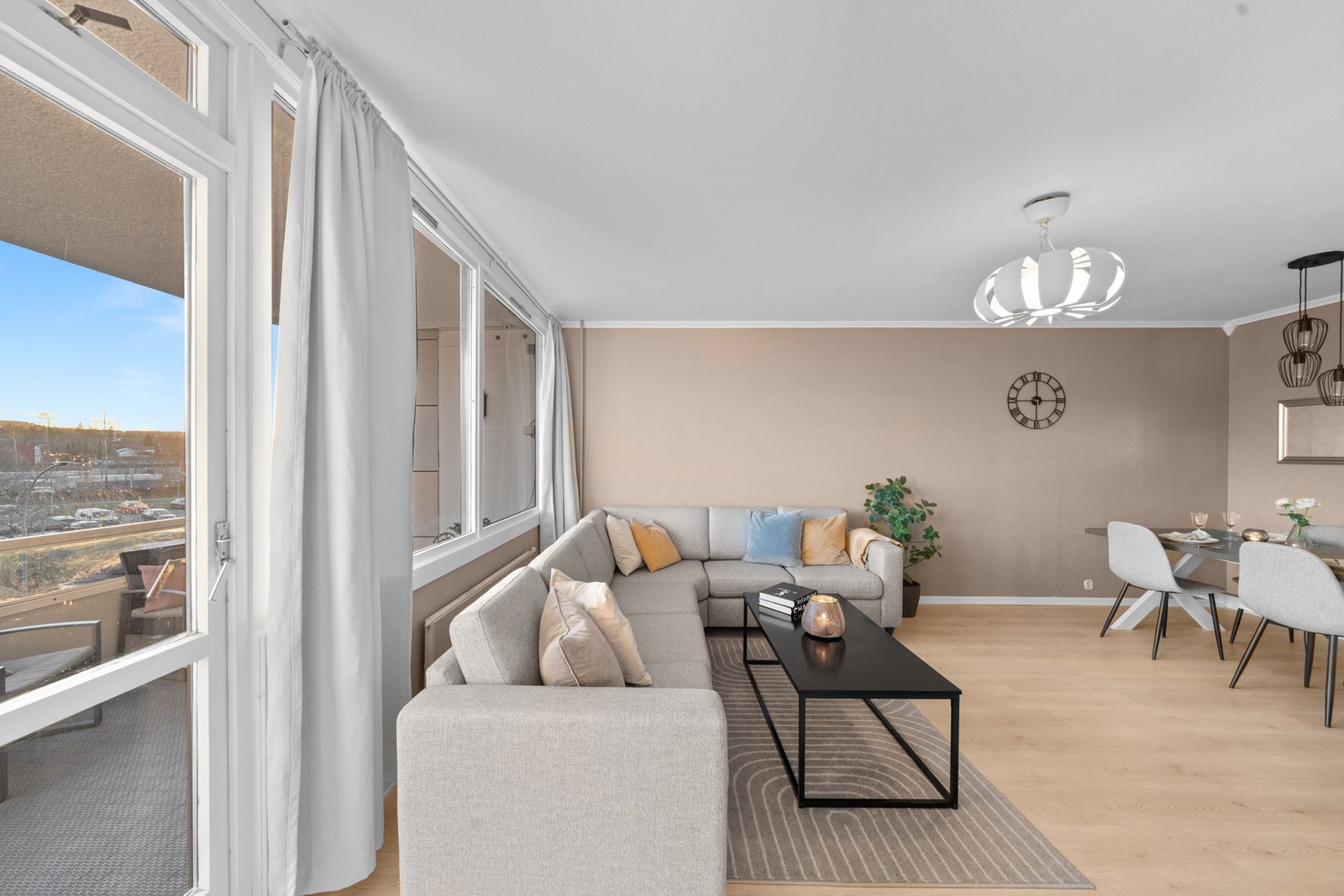 Den varme, jordnære veggfargen gir rommet en lun og behagelig atmosfære, mens det moderne laminatgulvet fra 2020 tilfører et tidløst preg. Galleribilde