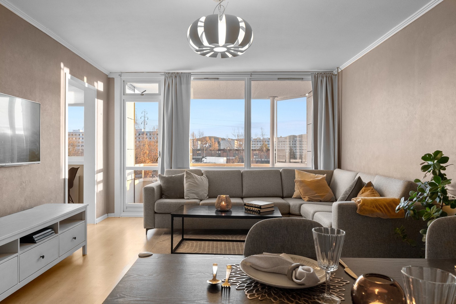 Store vinduer slipper inn med mye naturlig dagslys. Noen av vinduene i boligen er byttet ut i 2016 i regi av borettslag. Galleribilde
