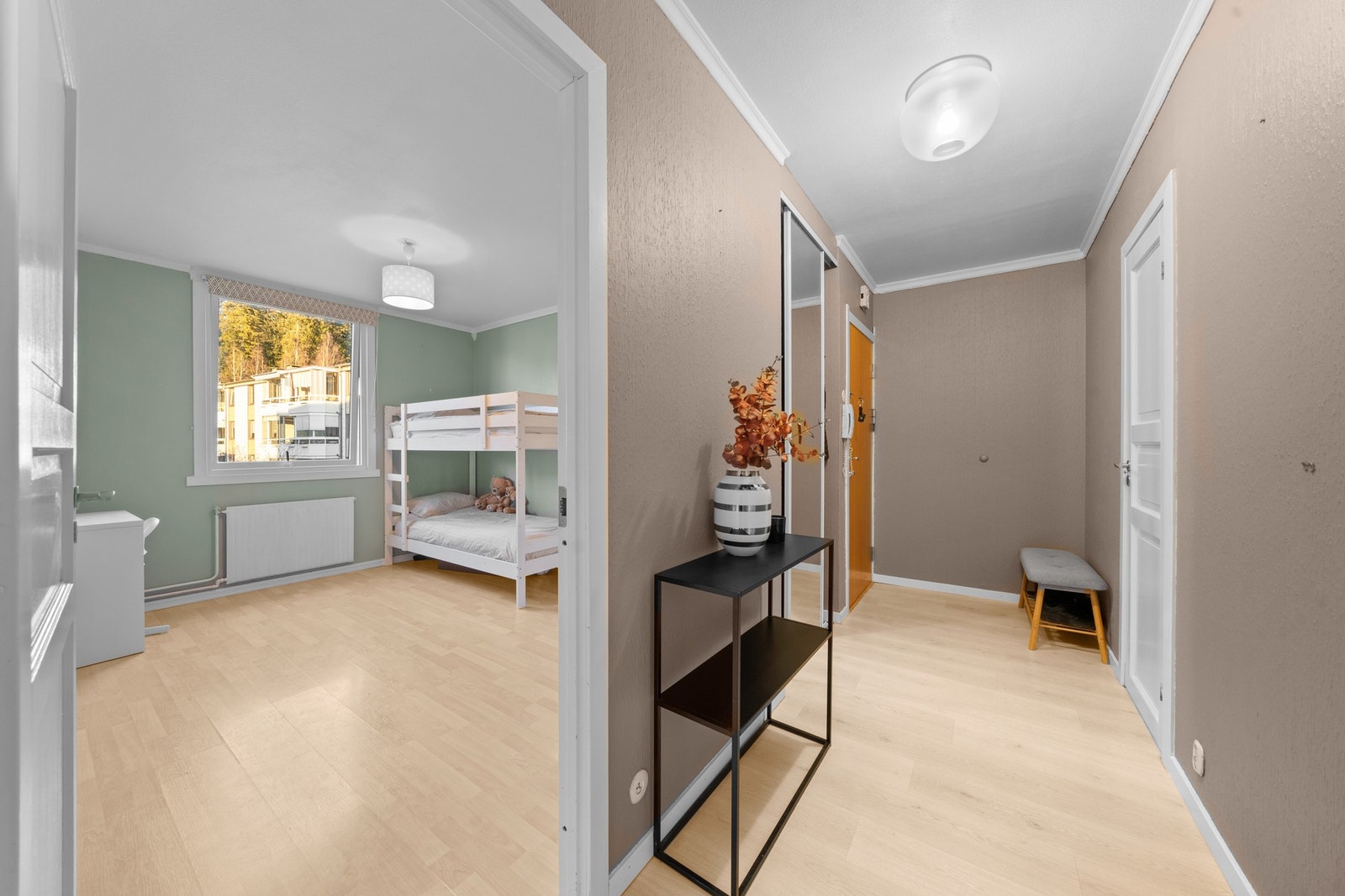 Entreen har en naturlig tilknytning til boligens øvrige rom. Galleribilde