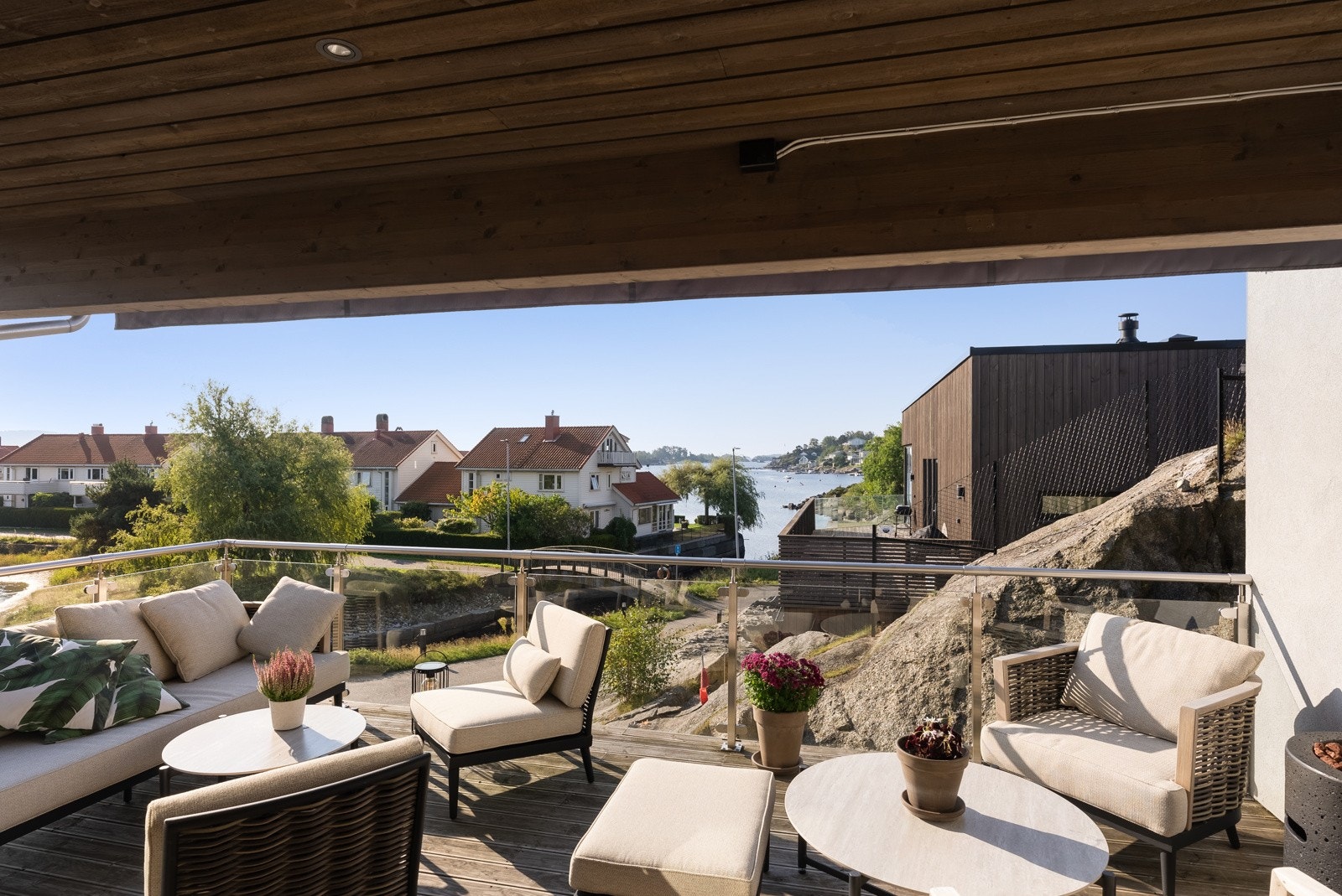 Fra stuen er det utgang til delvis overbygget terrasse Galleribilde