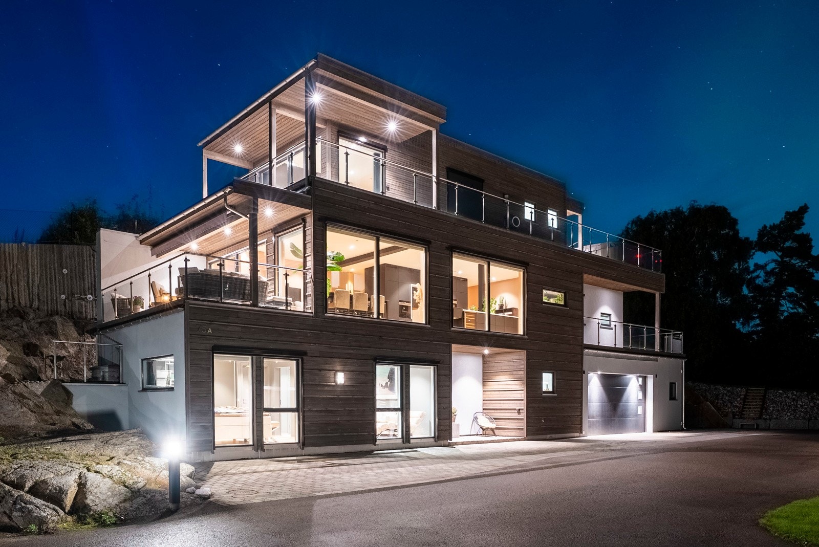 Er du på jakt etter en moderne villa i lekker og tidsriktig design, 4 soverom, 3 bad, store terrasser, utsikt og barnevennlige omgivelser kan denne eiendommen være den rette! Galleribilde