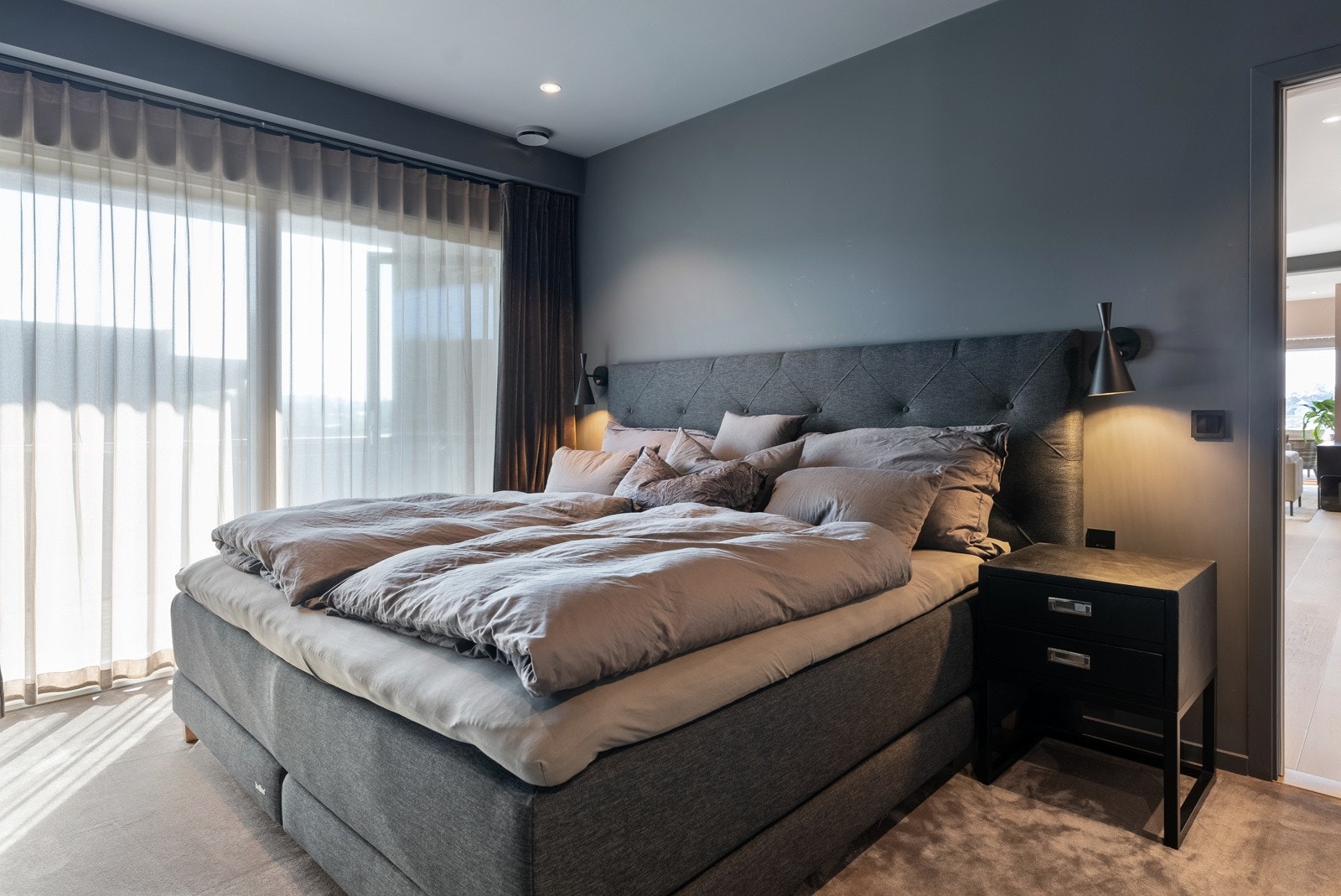 Hovedsoverommet er som en egen suite, med eget baderom og walk-in closet Galleribilde