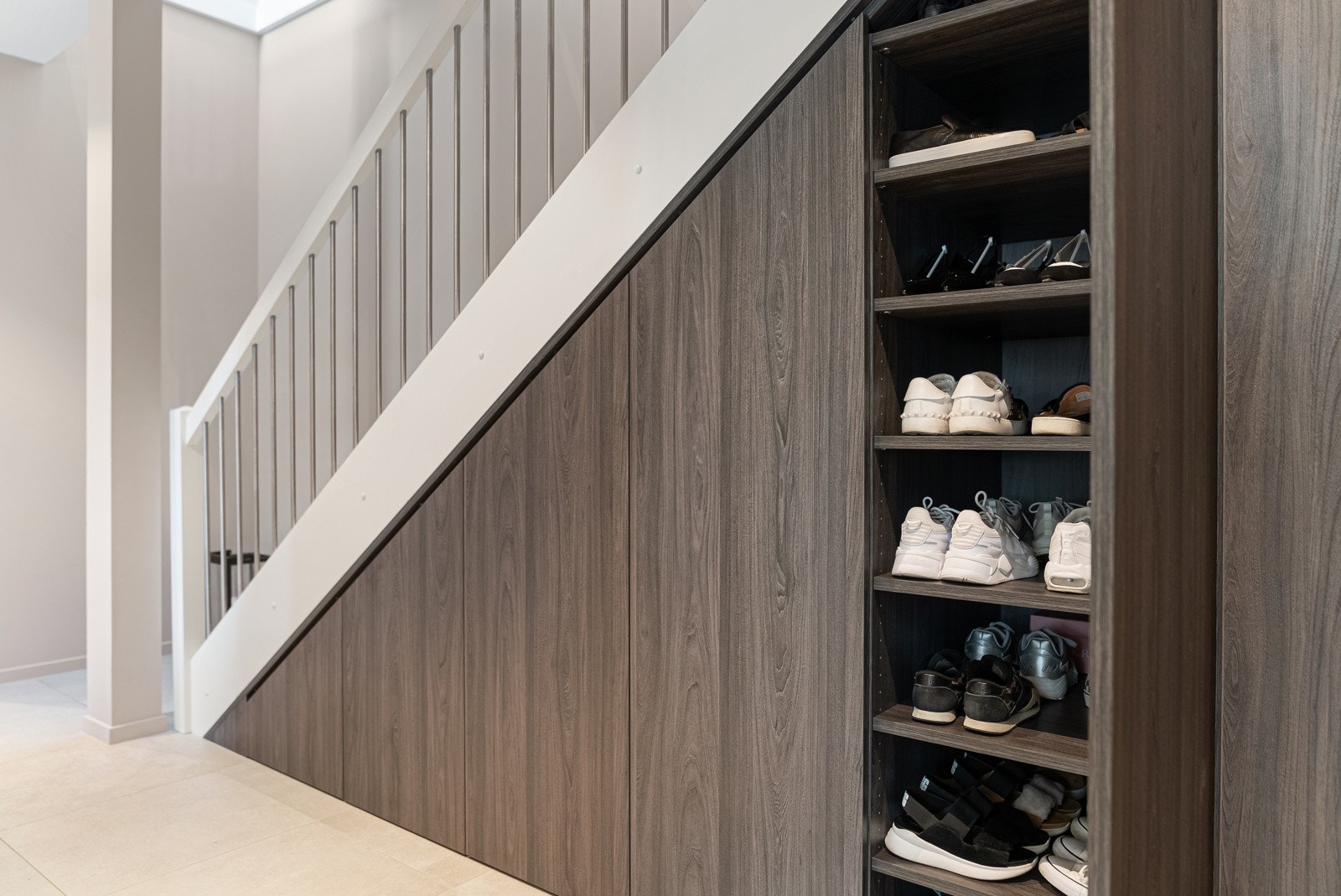 Smart skjult oppbevaring under trappen Galleribilde
