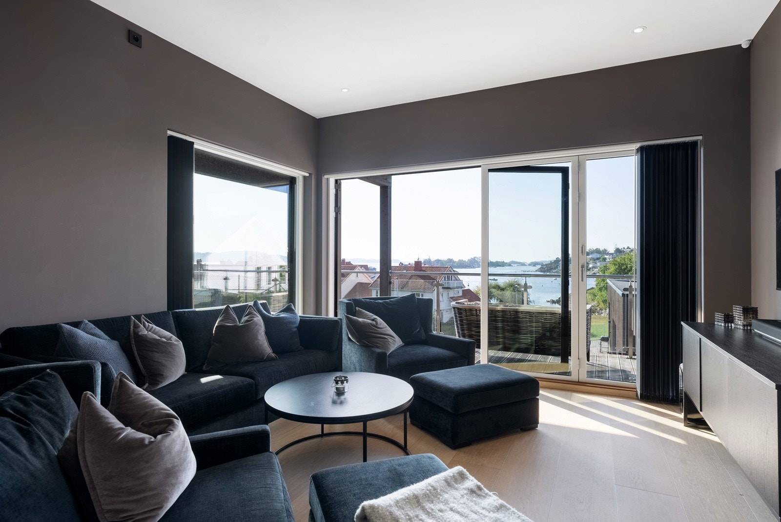 Det er god plass til en stor sofagruppe og annet tilhørende møblement Galleribilde