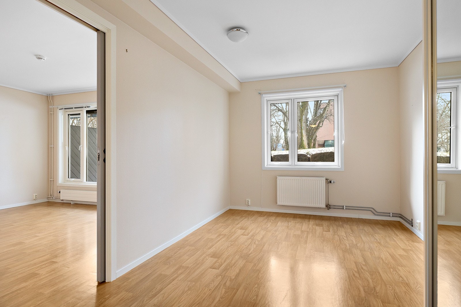 Soverom med garderobeskap med speilfronter Galleribilde