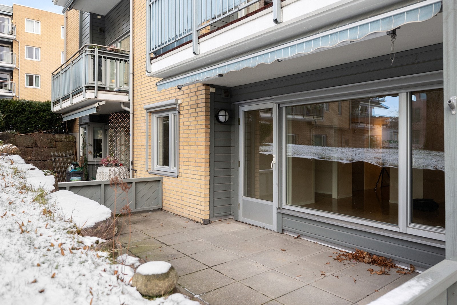 Uteplass med plass til liten hagegruppe Galleribilde