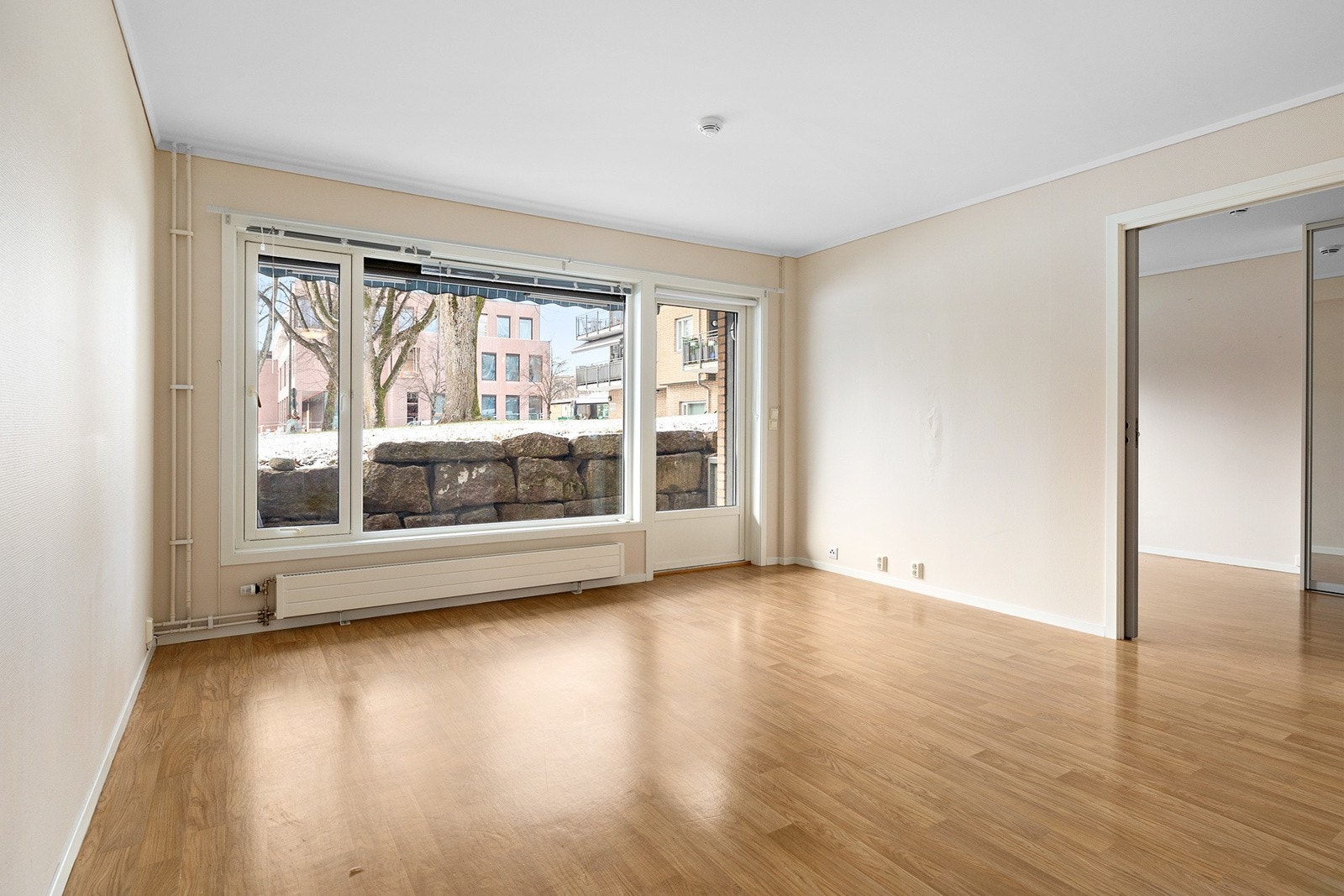 Stue med utgang til uteplass Galleribilde