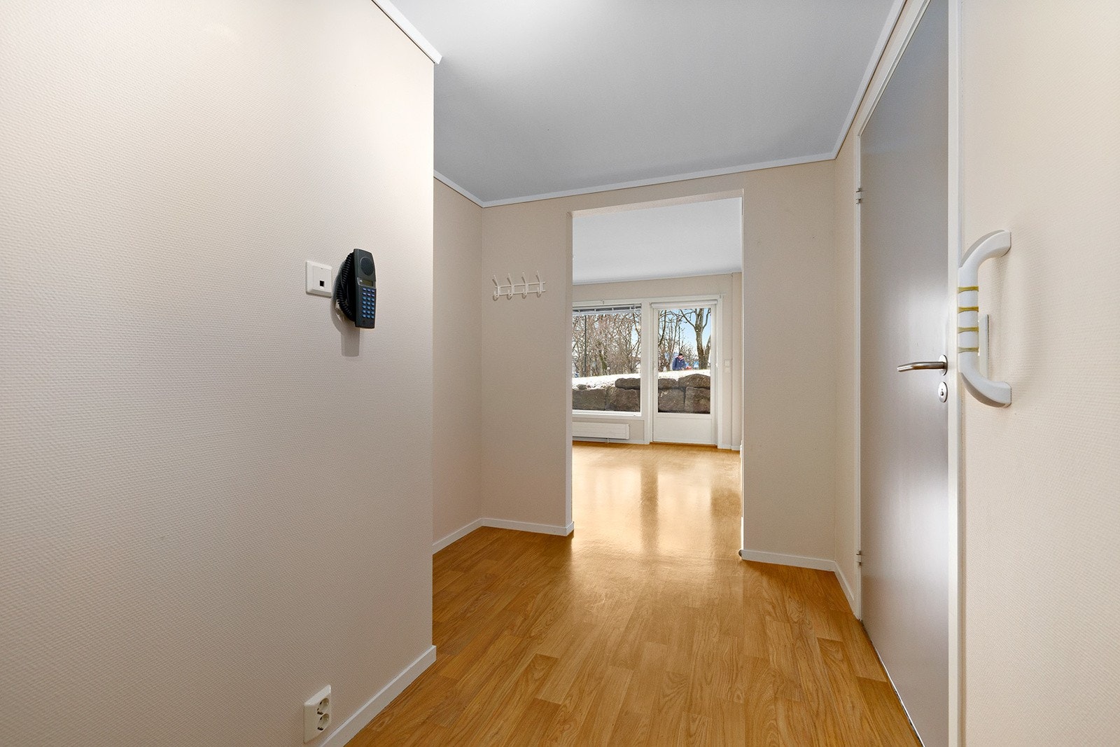 Hyggelig gang med plass til ytterklær Galleribilde