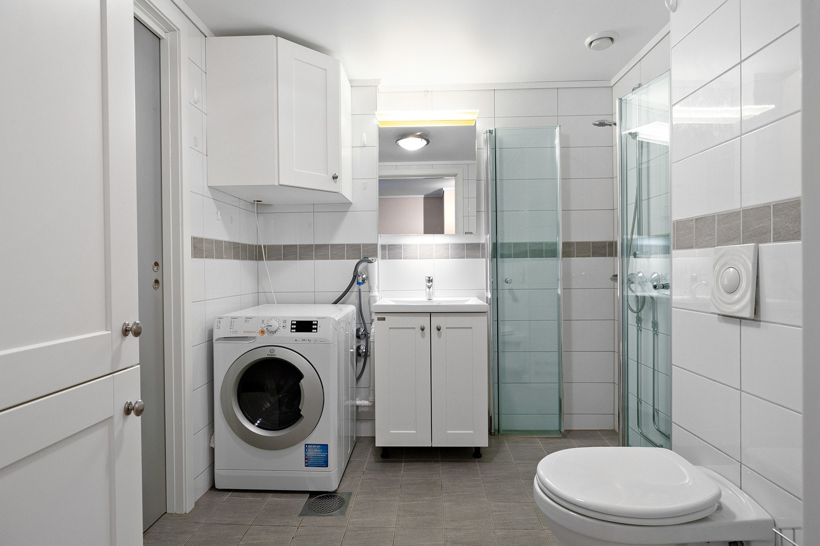 Pent flislagt bad med opplegg for vaskemaskin som medfølger Galleribilde