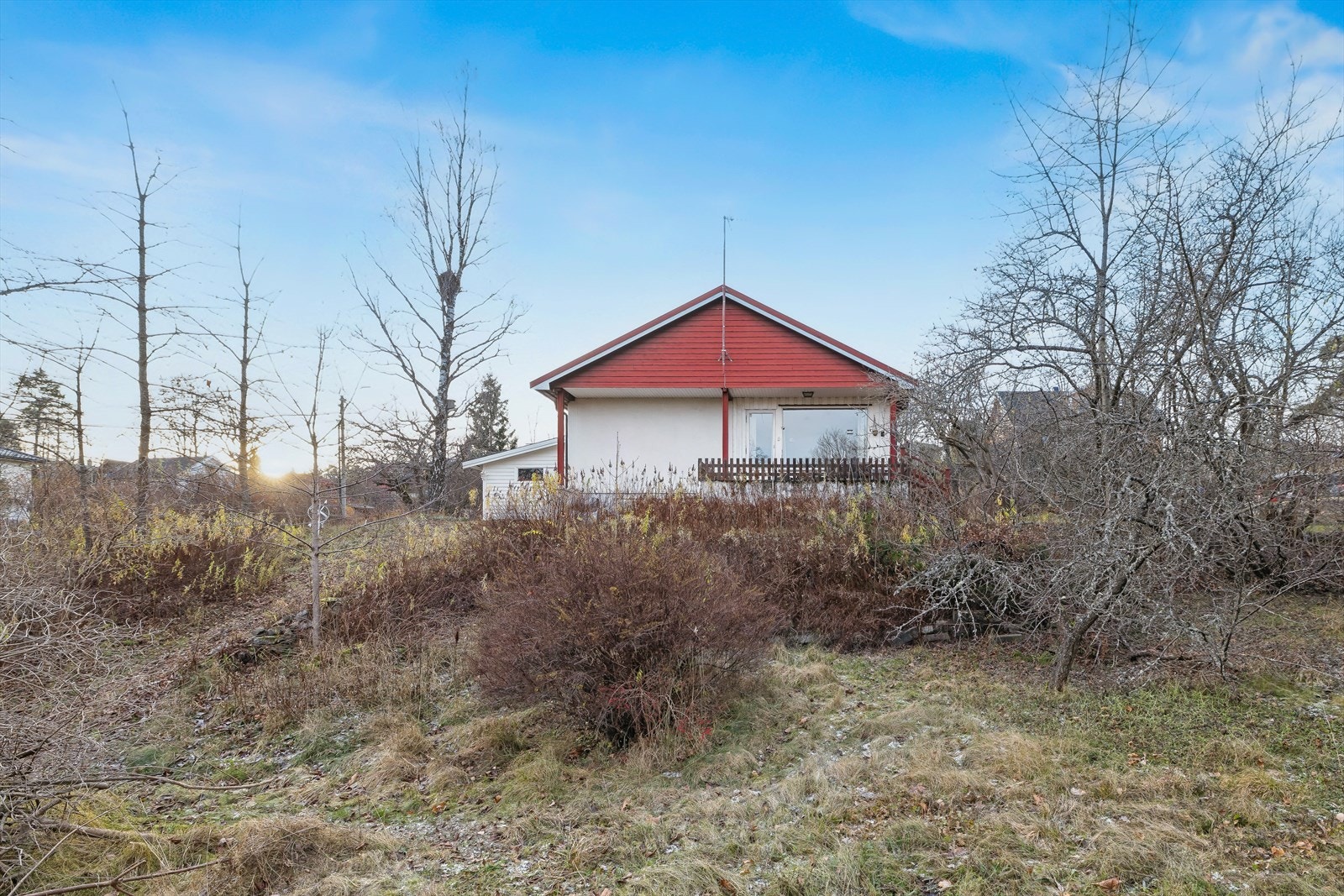 Eiendommen sett fra nedsiden. Galleribilde