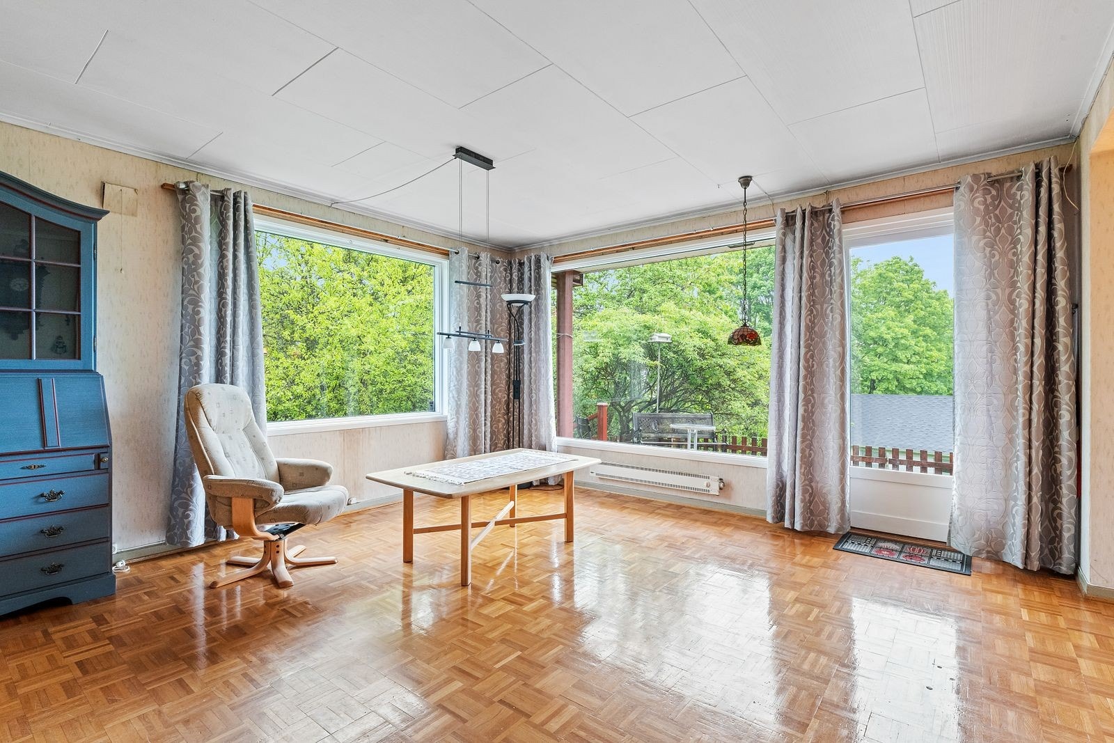 Store vindusflater sørger for godt med lysinnslipp i boligen. Galleribilde