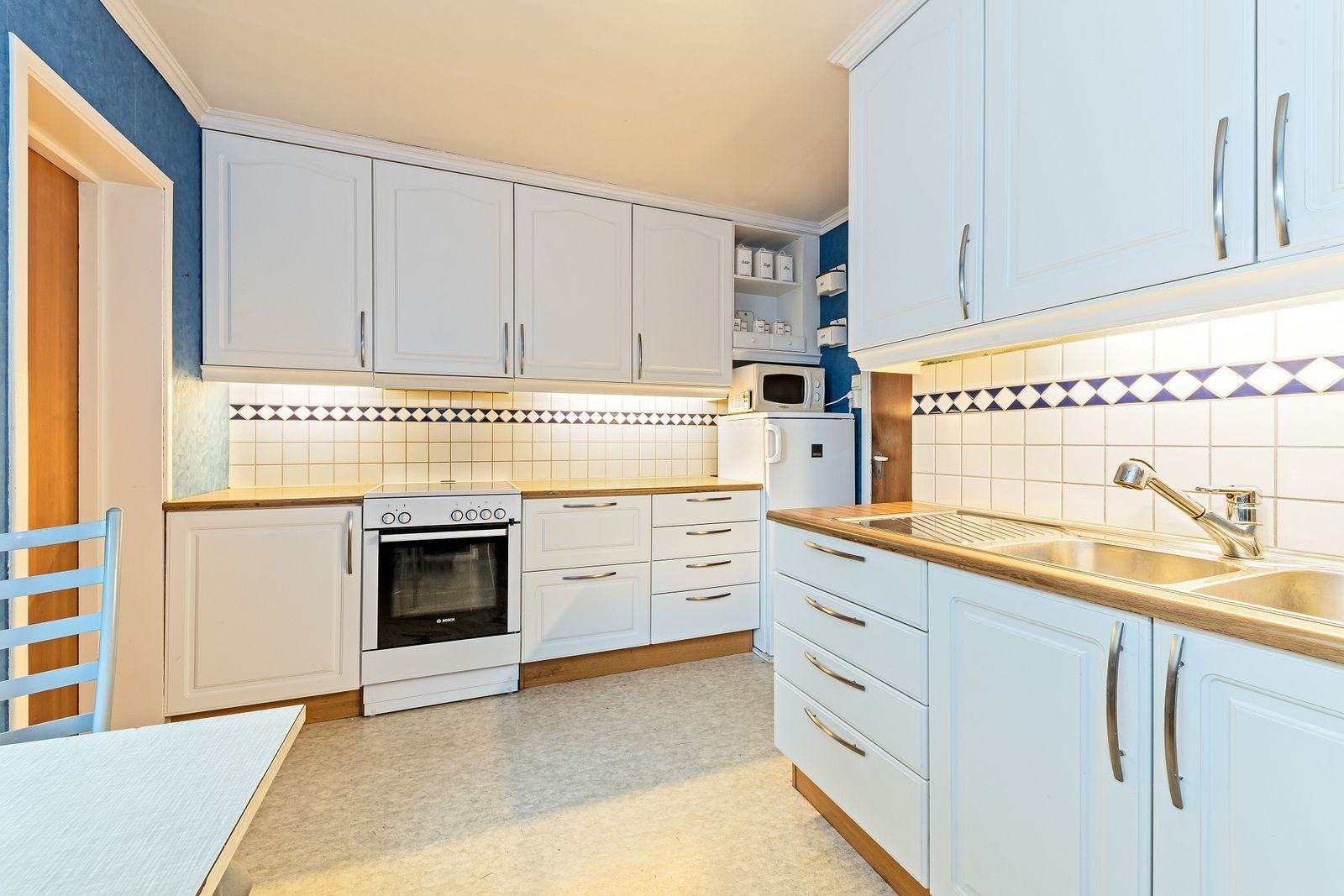 Godt med skuffe- og oppbevaringsplass i boligens kjøkken. Galleribilde