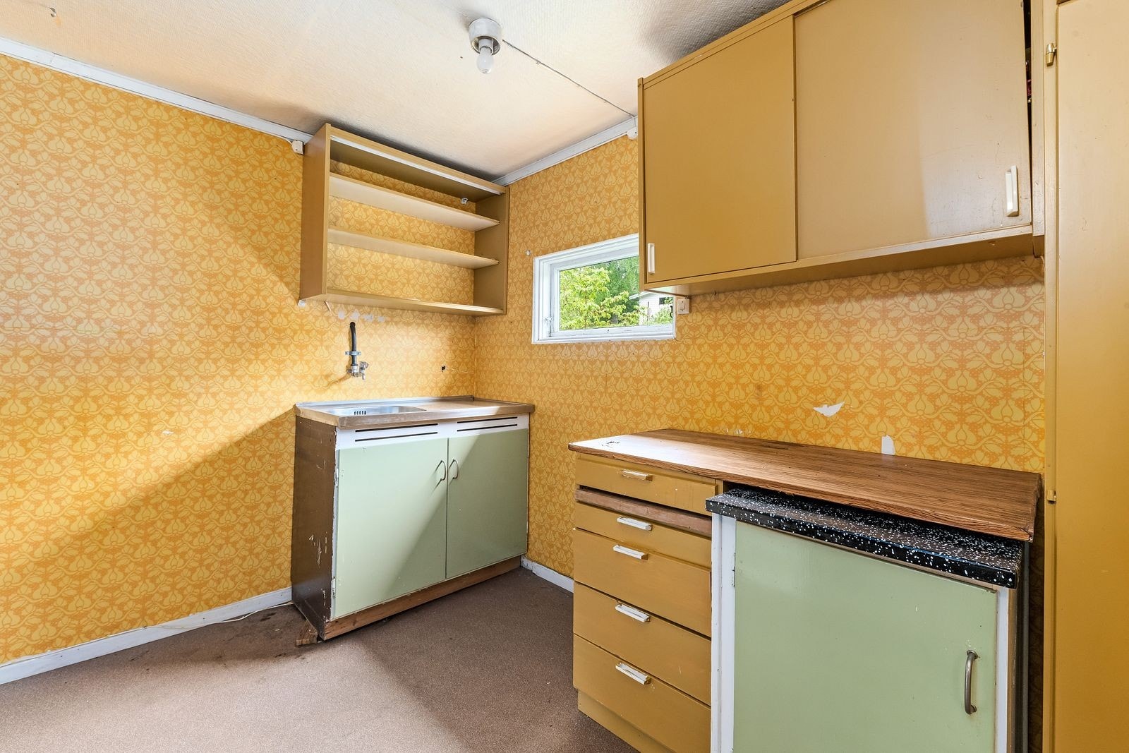 Det er etablert et enkelt kjøkken i eiendommens uthus. Galleribilde