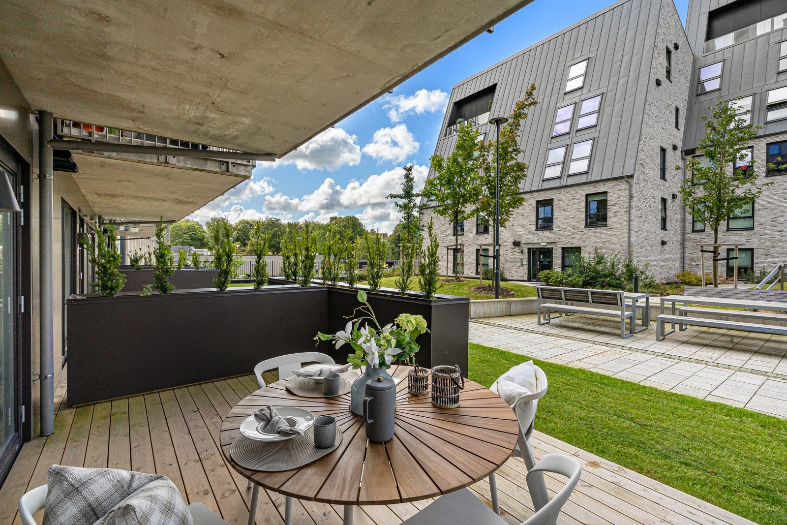 Terrassen er adskilt med flotte blomsterkasser Galleribilde