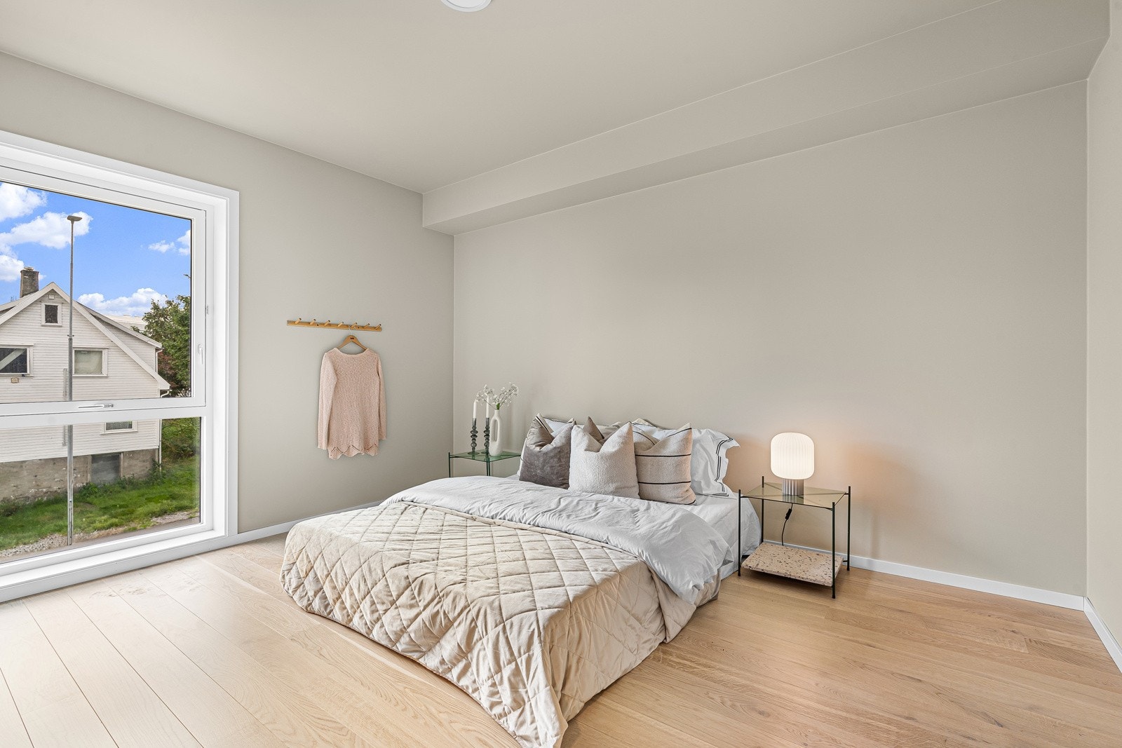 Stort hovedsoverom malt i tidsriktige farger Galleribilde