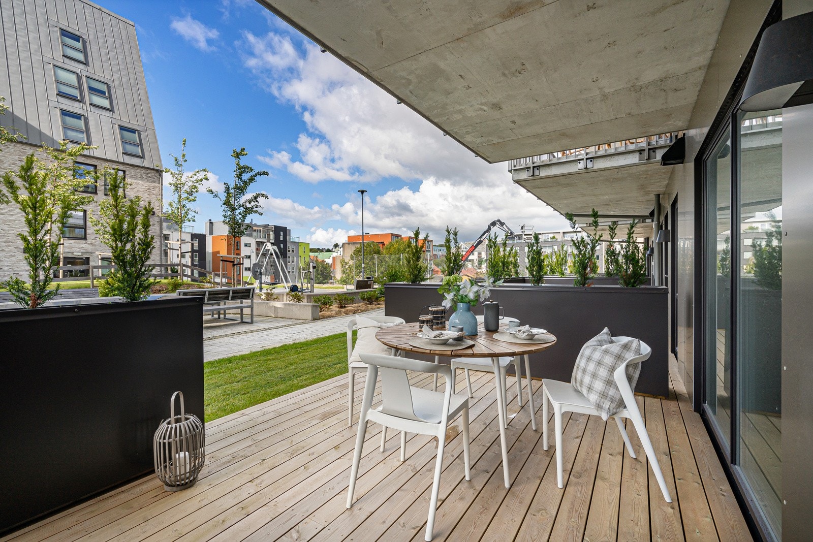 Nydelig og stor markterrasse som vender ut mot takhagen. Galleribilde