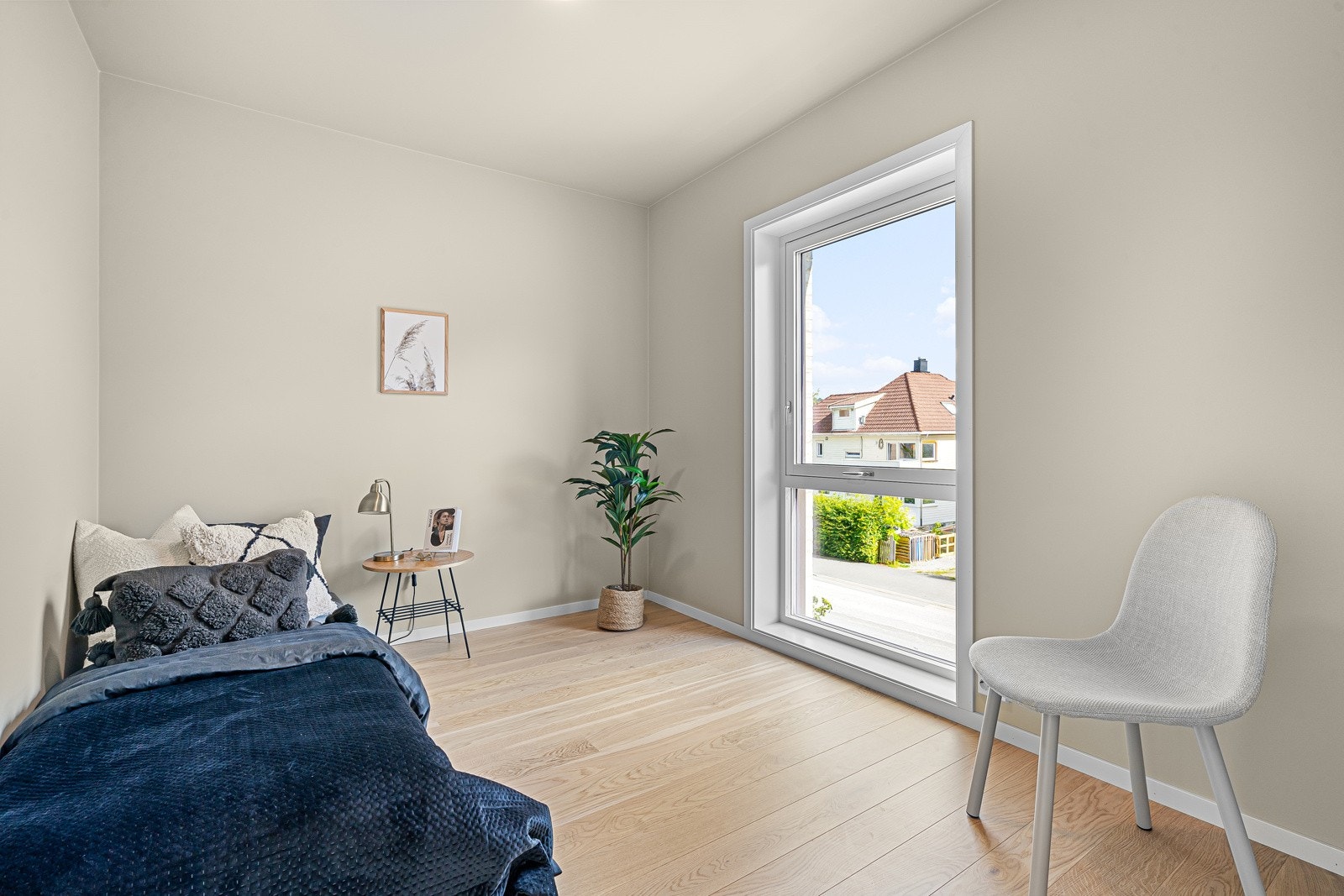 Soverom nr 2 fremstår lyst og luftig og ligger tilknyttet TV-stuen Galleribilde