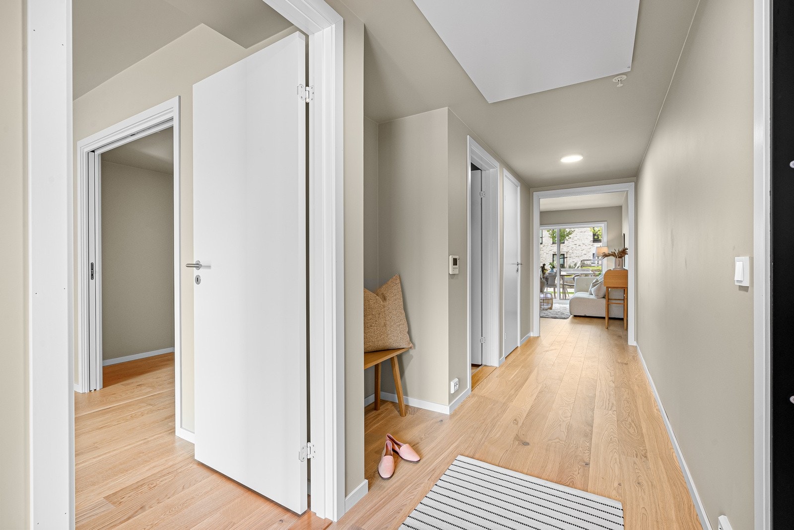 Entre med plass for garderobe Galleribilde