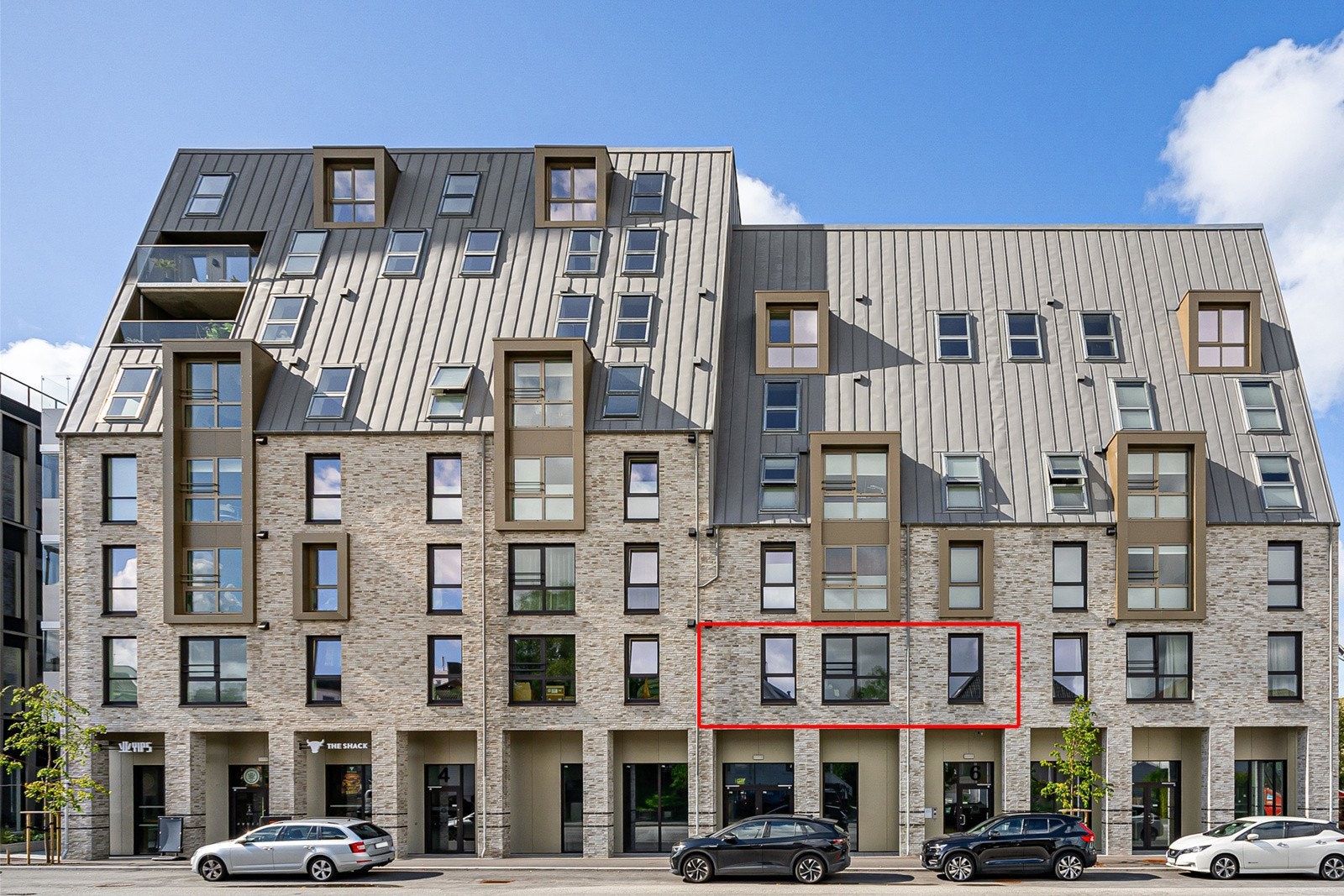 Leiligheten ligger pent plassert i en nydelig nyere bygård i teglstein fra 2023 Galleribilde