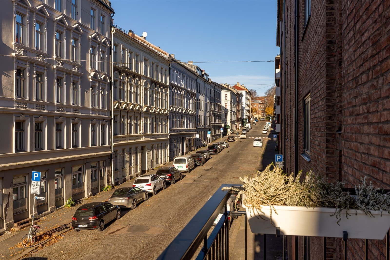Gaten utenfor er en rolig, enveiskjørt gate. I følge selger er det relativt enkelt å finne parkering her. Galleribilde