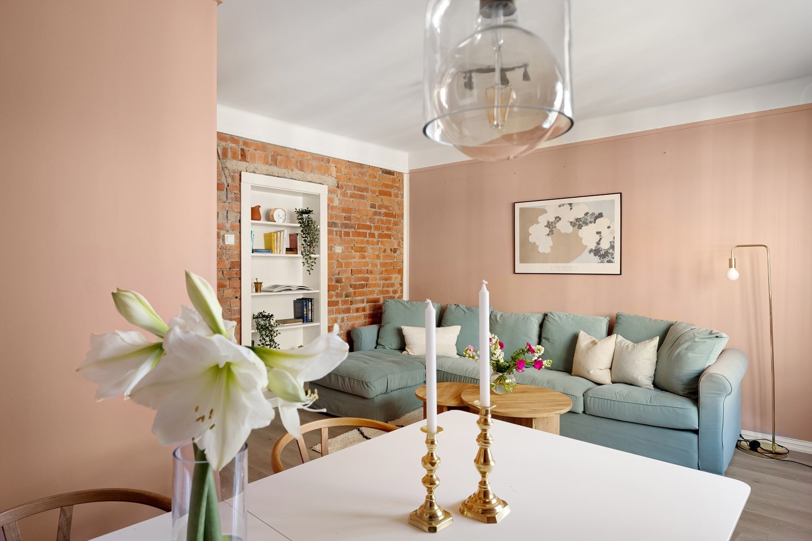 Det er laminatgulv og malte overflater på vegger. Galleribilde