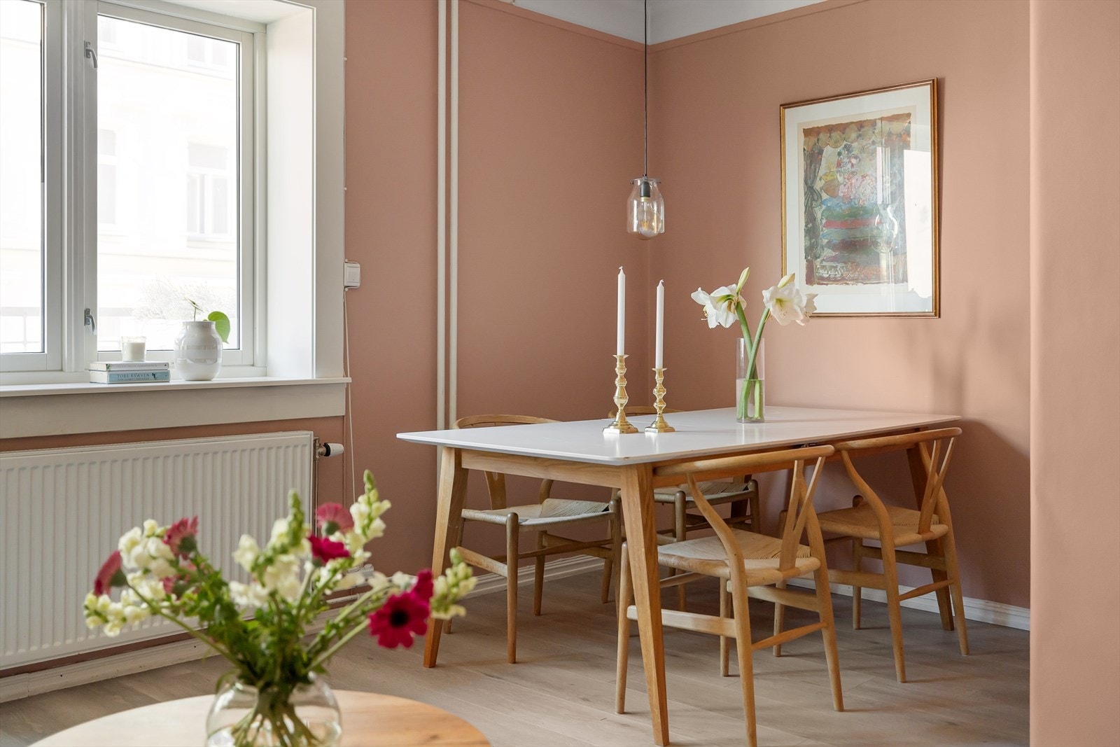 Hyggelig spisekrok ved de store vinduene. Galleribilde