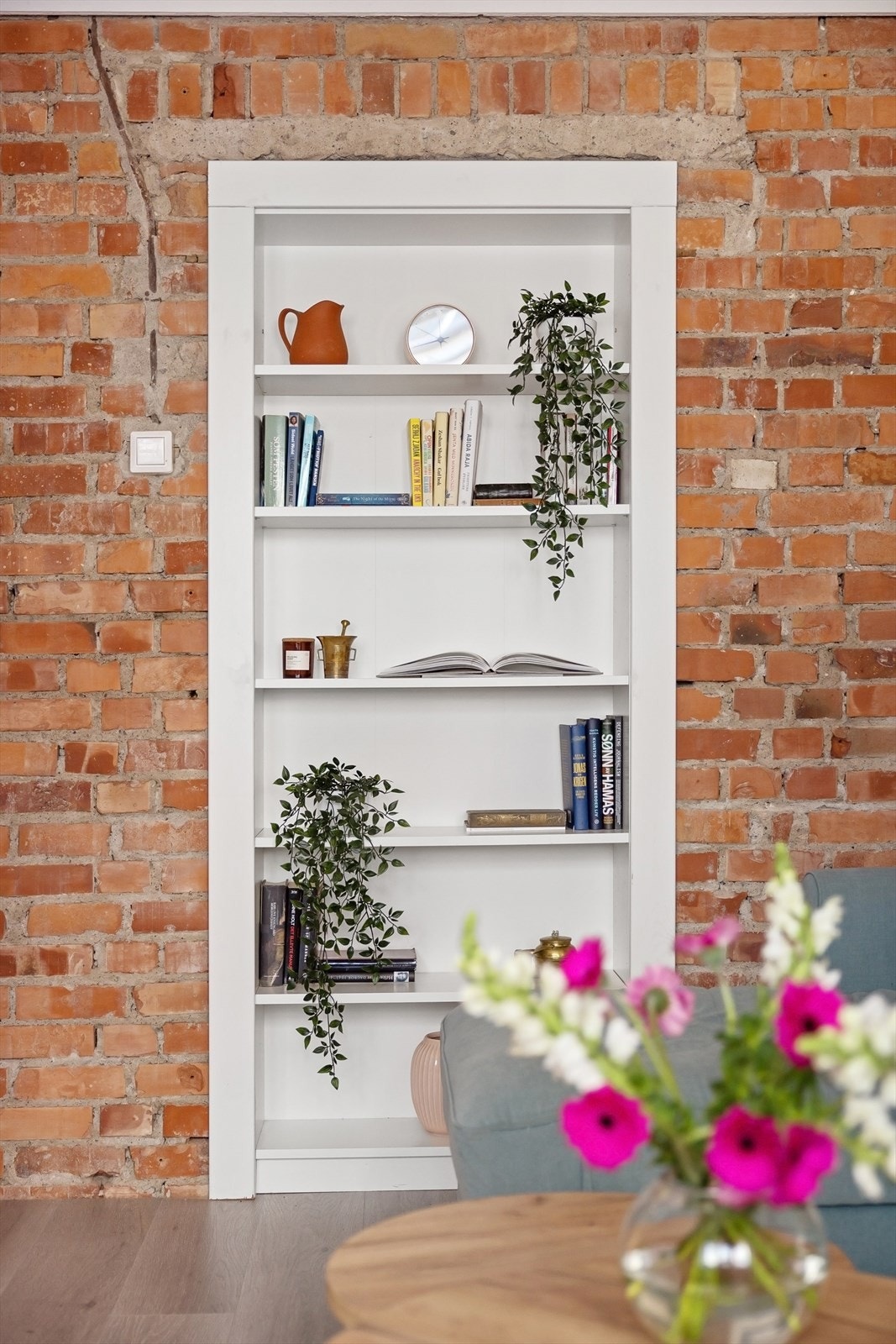 Den tidligere døråpningen er omgjort til en stilig bokhylle. Galleribilde